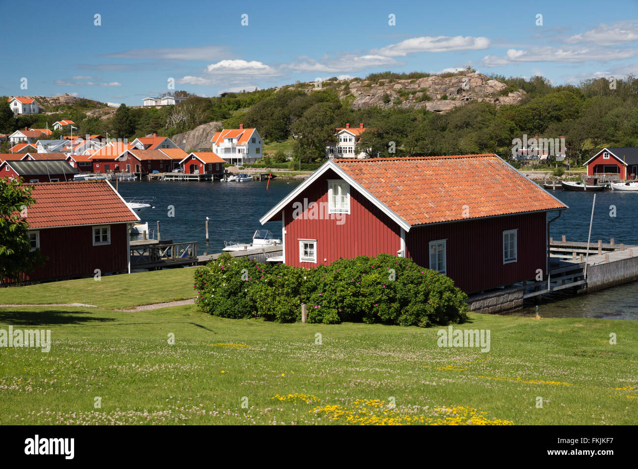 Traditionelle Falu rot Fischer Häuser und Ferienhäuser entlang der Küste, Hamburgsund, Bohuslän-Küste, Süd-West Schweden, Schweden Stockfoto