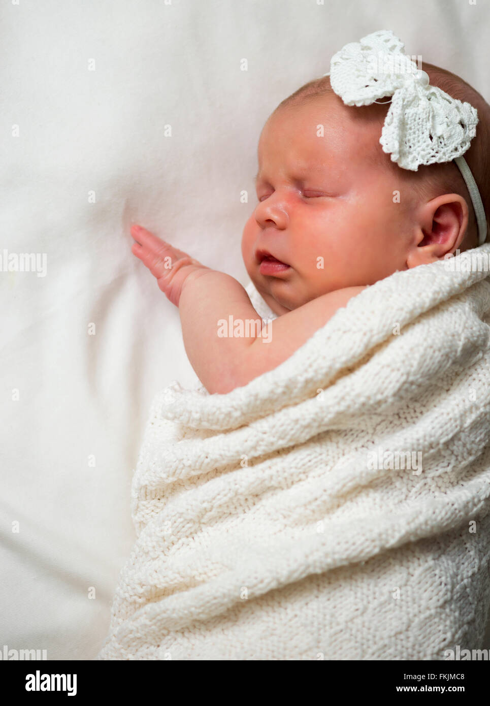 entzückende Babymädchen schläft. Mutterschaft-Konzept Stockfoto