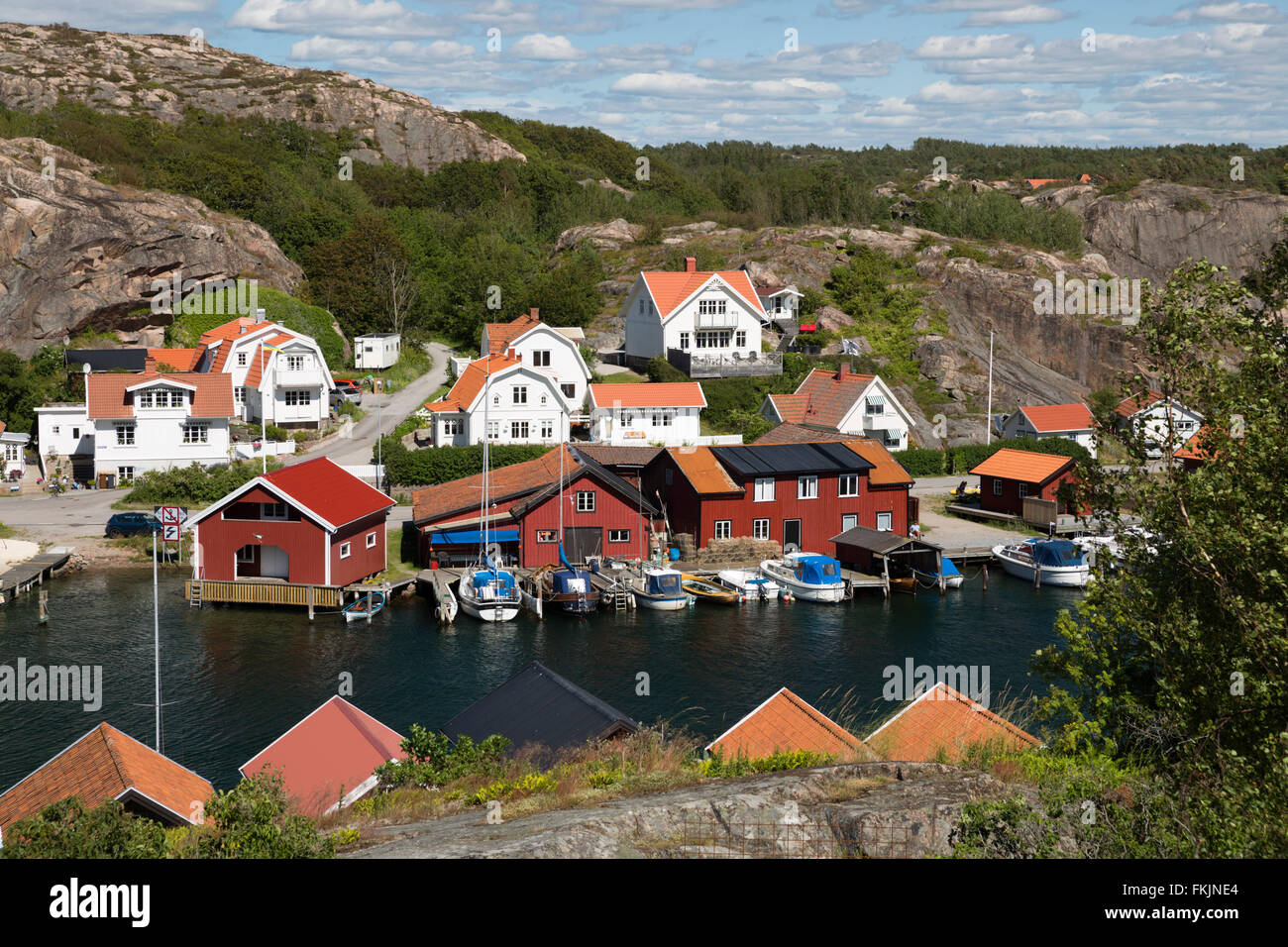 Traditionelle Falu rot Fischer Häuser und Ferienhäuser entlang der Küste, Hamburgsund, Bohuslän-Küste, Süd-West Schweden, Schweden Stockfoto