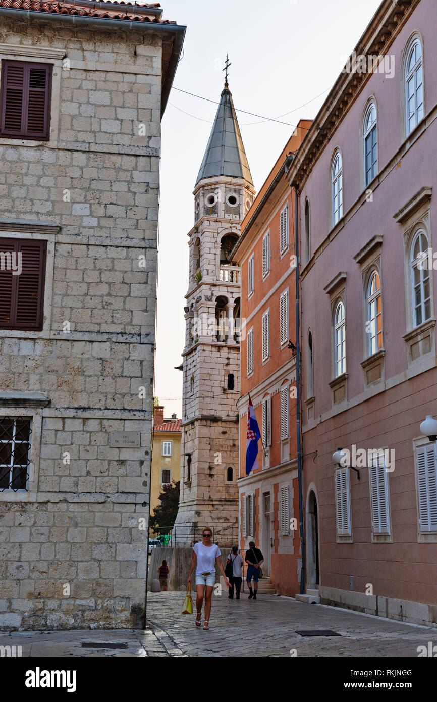 Kirche von St Donal & romanische Kathedrale Anastasia und archäologische Museum mit Campanile, Harbour Bridge, Sonnenuntergang, Zadar, Kroatien Stockfoto