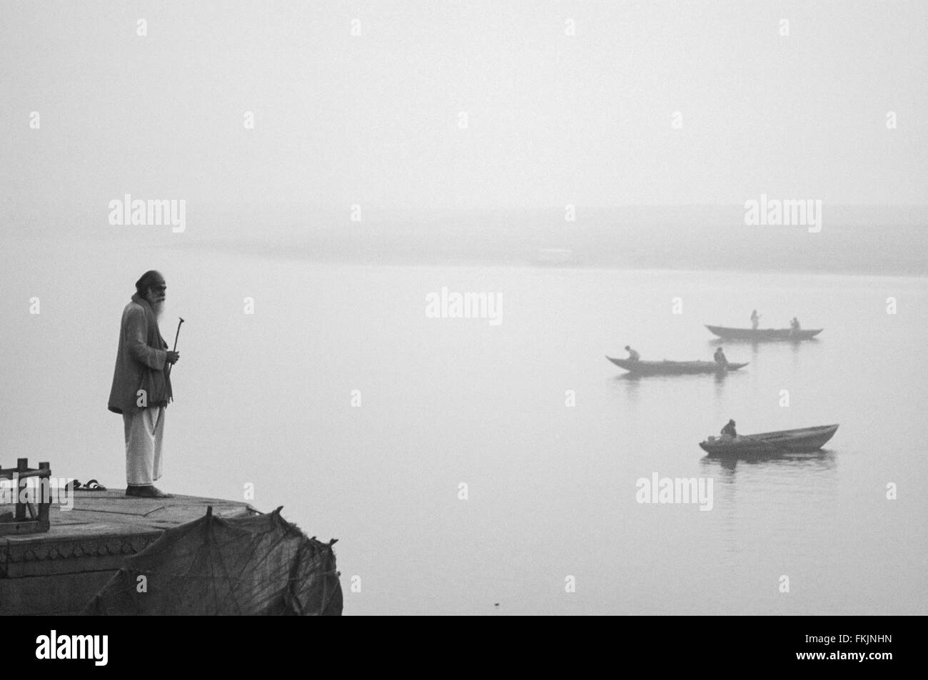 Der indische hinduistische heilige Mann Sadhu betet gegen den Morgenaufgang Von Ghats über dem Ganges, Varanasi, Benares, Uttar Pradesh, Indien, Meditation, Meditation Stockfoto