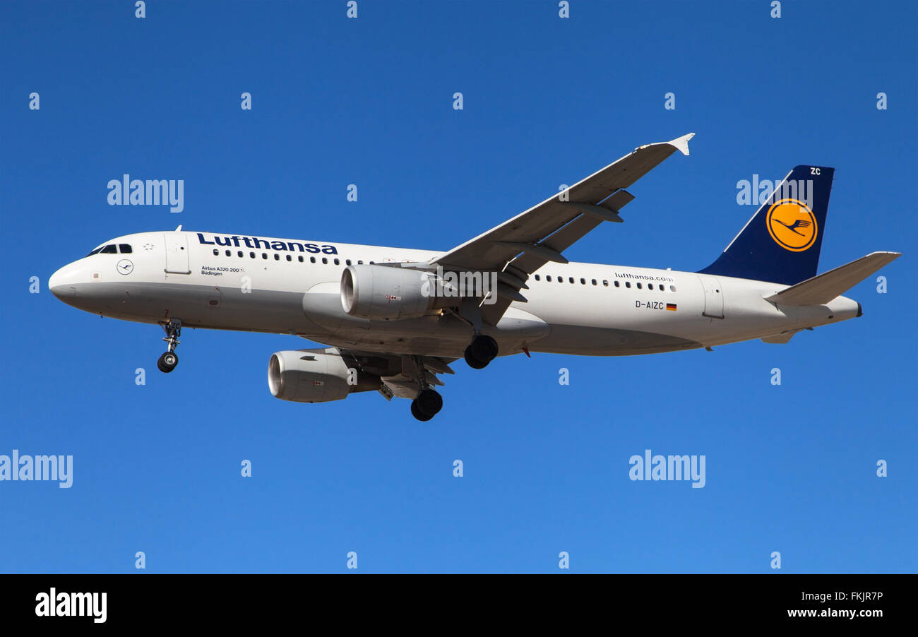 Lufthansa a320 im flug -Fotos und -Bildmaterial in hoher Auflösung – Alamy