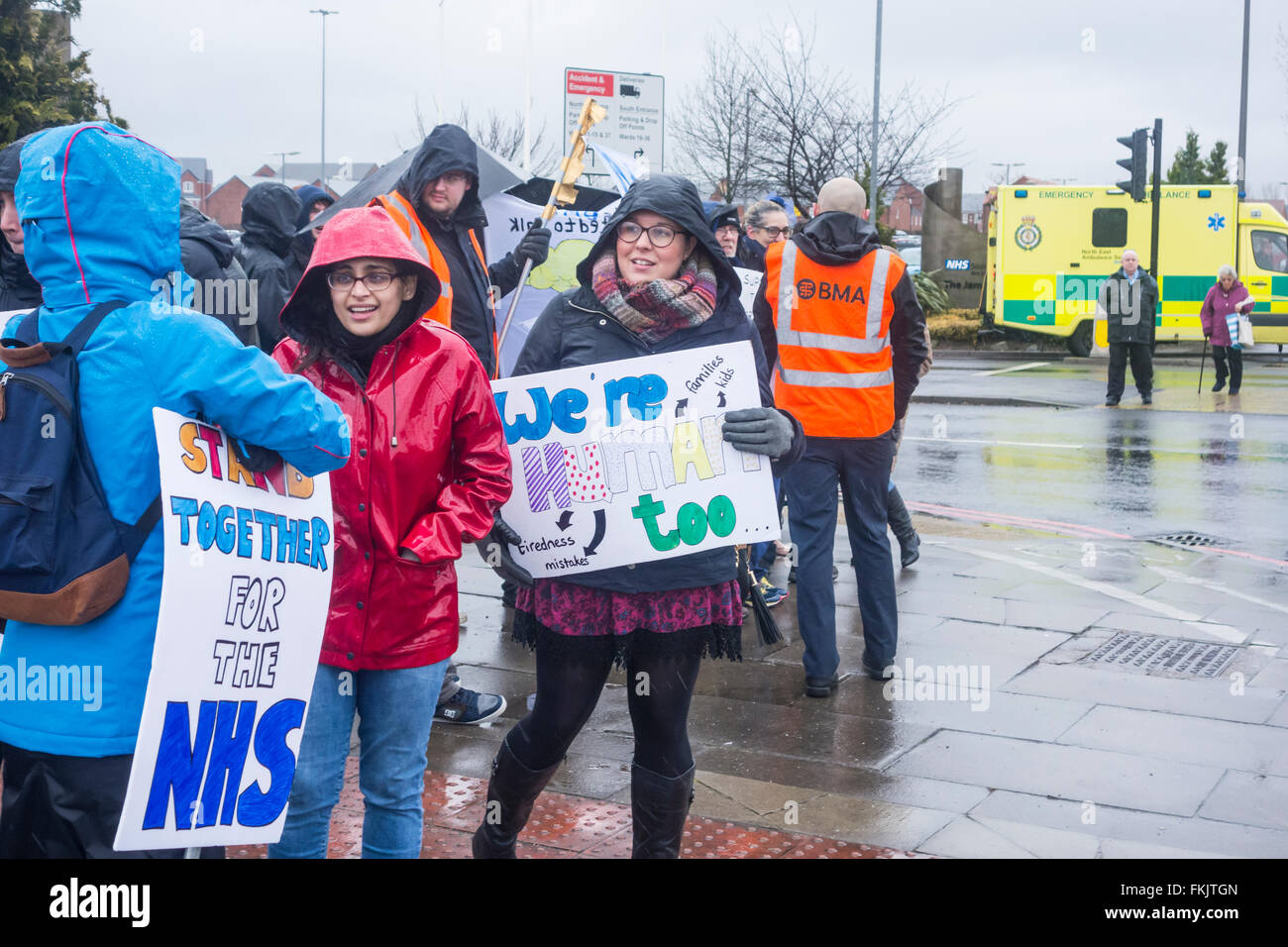 Middlesbrough, Nord-Ost-England, UK, 9. März 2016. Junior Ärzte außerhalb der James Cook University Hospital in Middlesbrough auf einem nassen Streik windigen und kalten ersten Tag des nationalen 48-stündigen von Junior Ärzten. Bildnachweis: Alan Dawson News/Alamy Live-Nachrichten Stockfoto