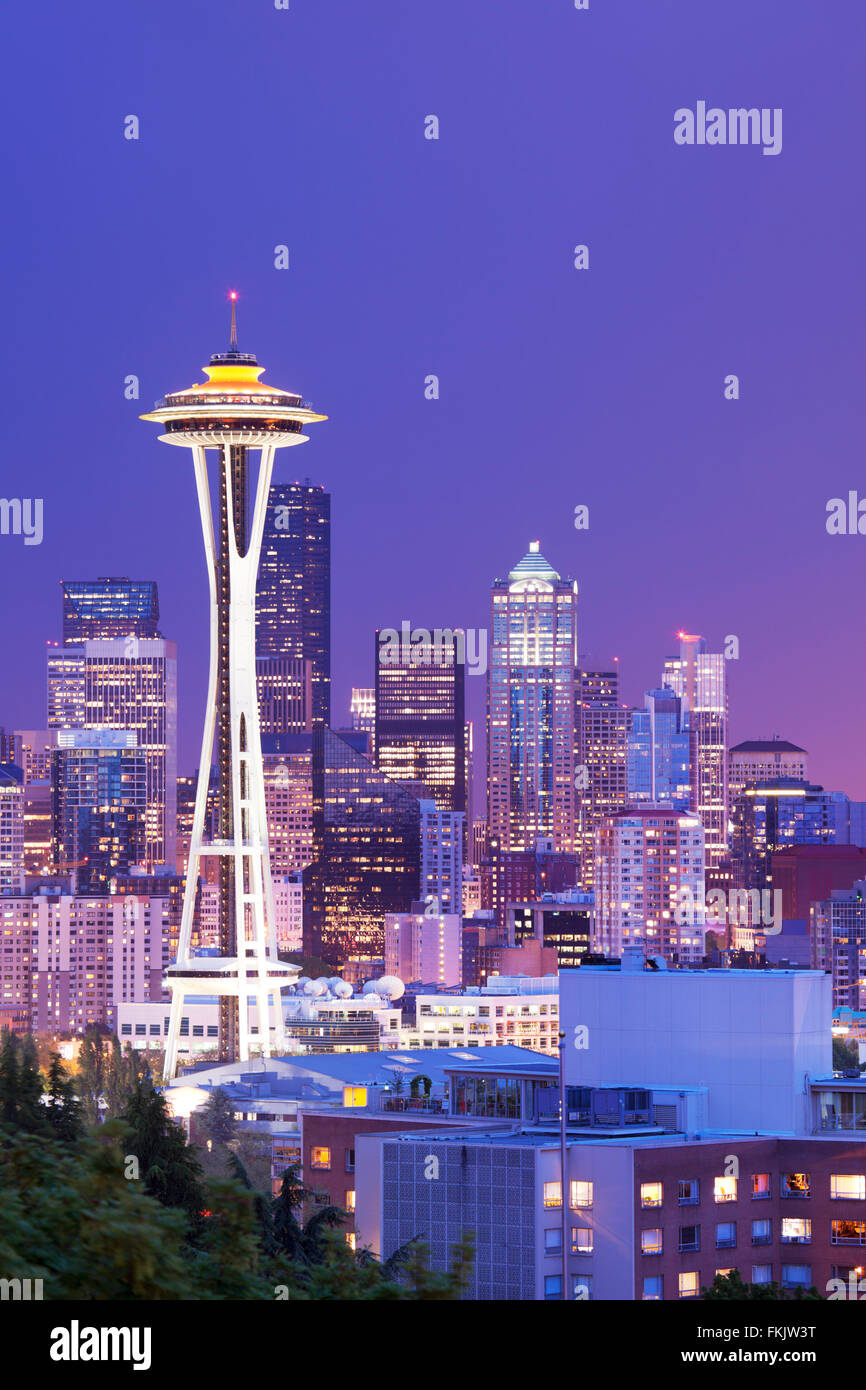 Der Space Needle und die Skyline von Seattle in Washington, USA. In der Nacht fotografiert. Stockfoto