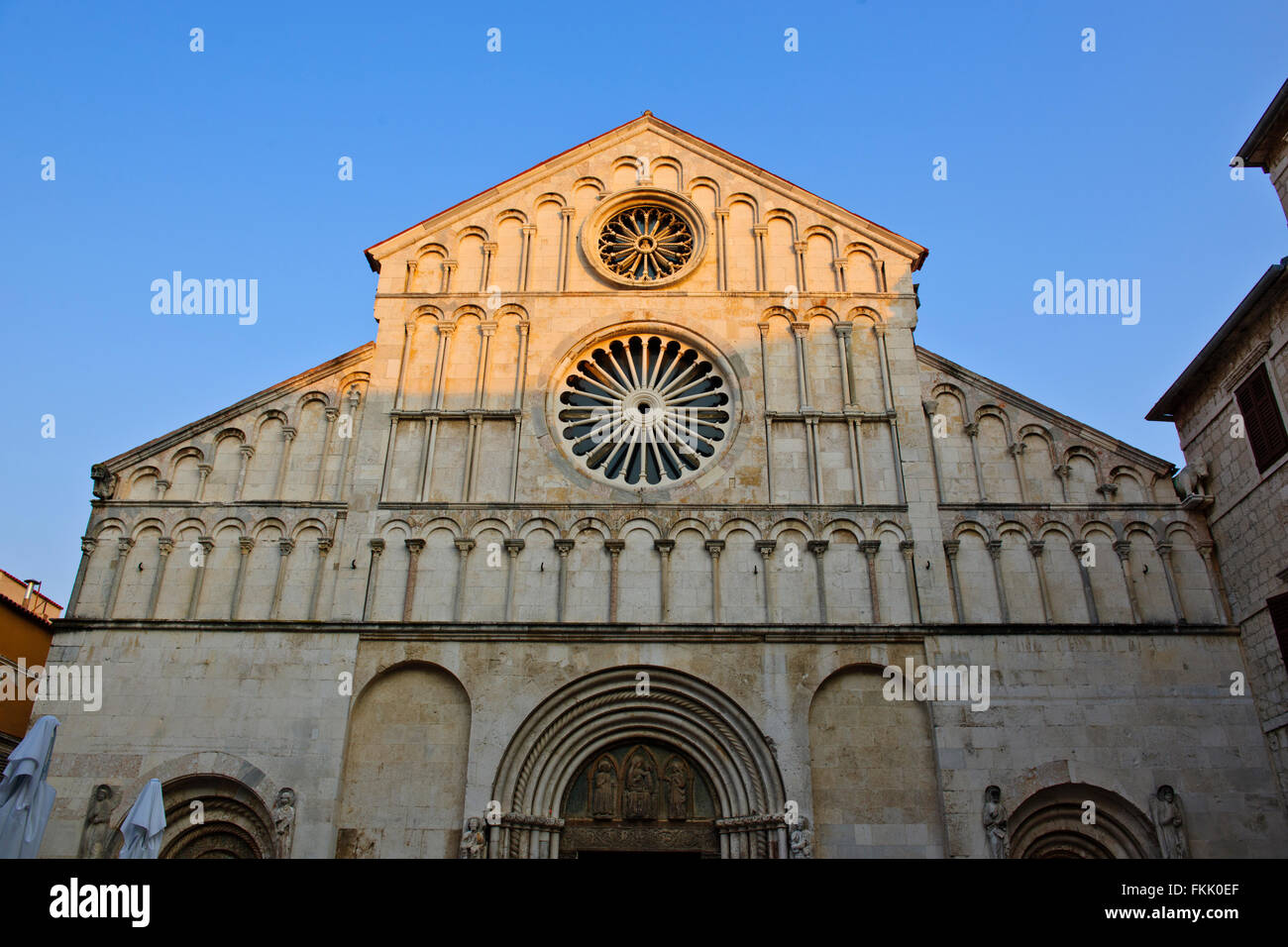 Kirche von St Donal & romanische Kathedrale Anastasia und archäologische Museum mit Campanile, Harbour Bridge, Sonnenuntergang, Zadar, Kroatien Stockfoto