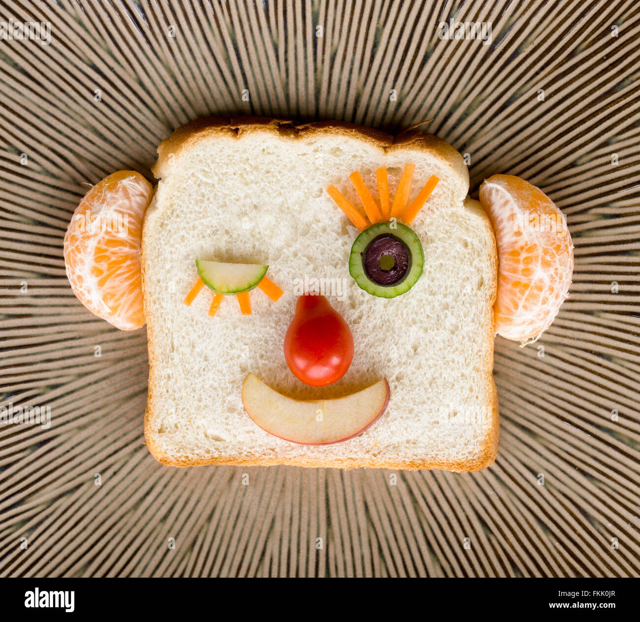 Glücklich Brot Gesicht mit Obst und Gemüse auf abstrakten Hintergrund ...