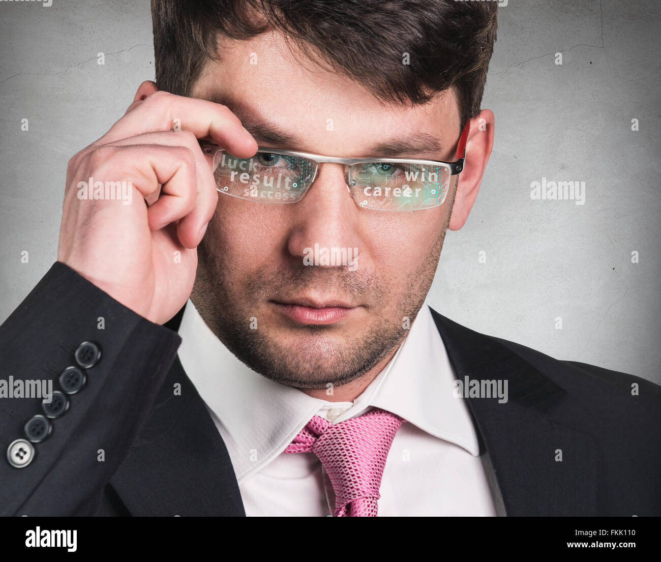 Geschäftsmann mit einer futuristischen Brille arbeiten. Stockfoto