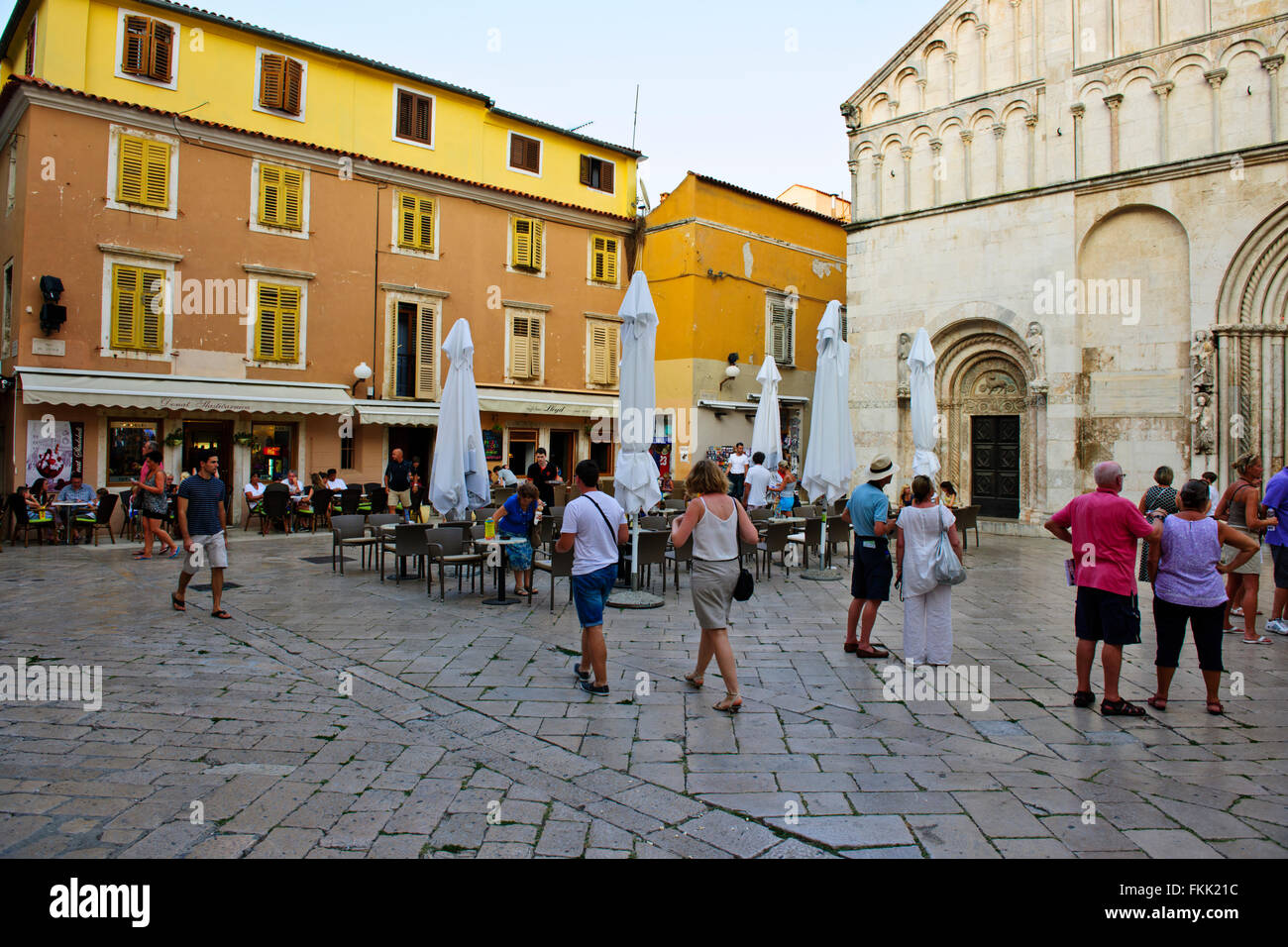 Kirche von St Donal & romanische Kathedrale Anastasia und archäologische Museum mit Campanile, Harbour Bridge, Sonnenuntergang, Zadar, Kroatien Stockfoto