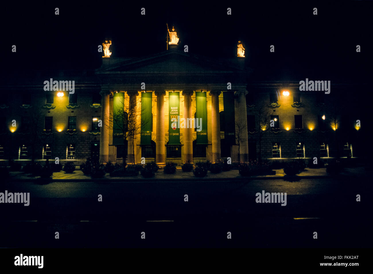 Das General Post Office auf O Connell Street beleuchtet für Dublins Millenniums-Feierlichkeiten im Jahr 1988. Dublin, Irland. Scannen von 35mm Dias. Stockfoto