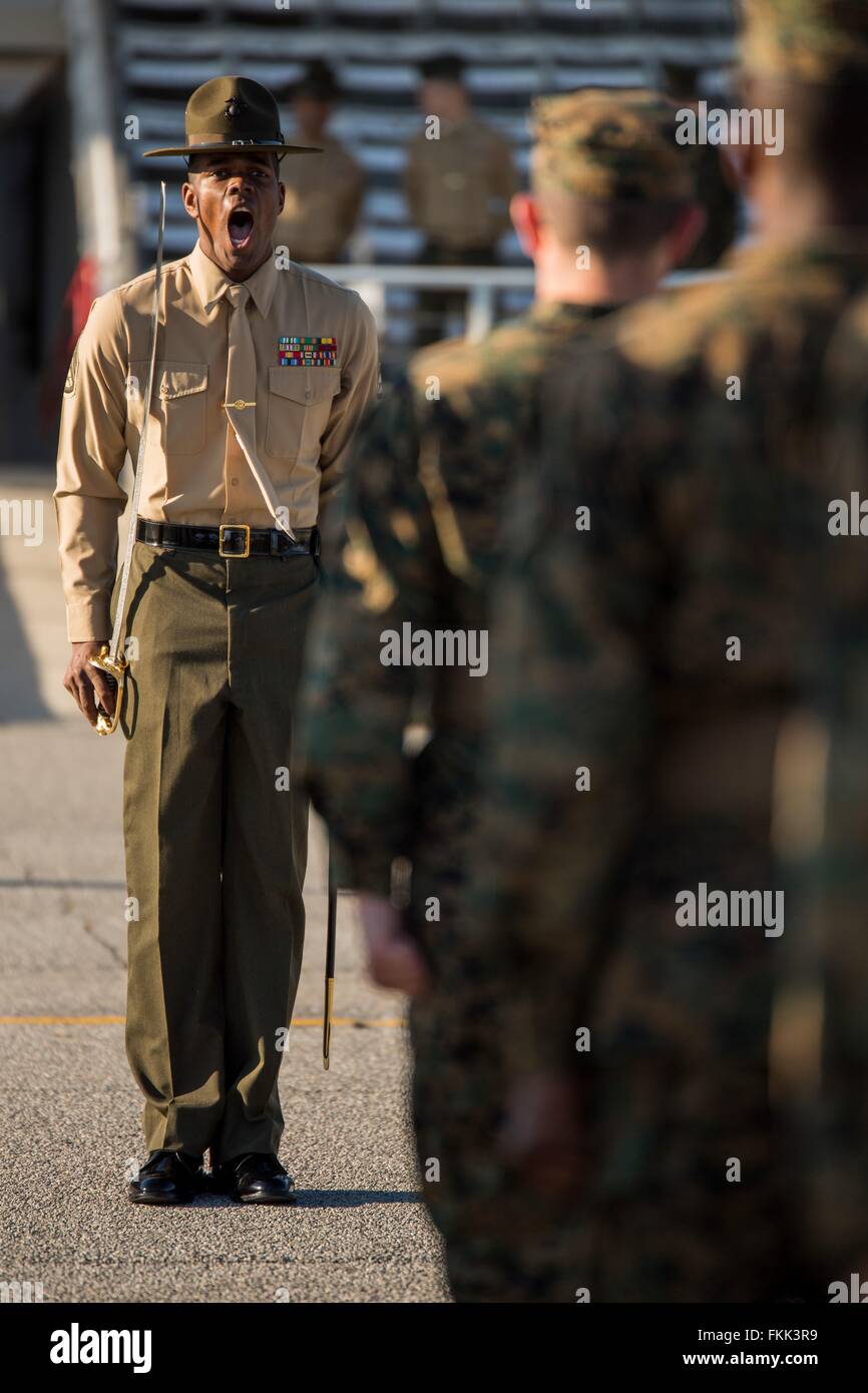 Ein US-Marine Drill Instructor schreit Anweisungen unter Rekruten während einer ersten Bohrer Bewertung 7. März 2016 in Parris Island, South Carolina. Parris Island wurde die Website des Marinekorps-Rekrut-training seit 1915 und mehr als 19.000 Rekruten kommen jährlich auf die Insel. Stockfoto