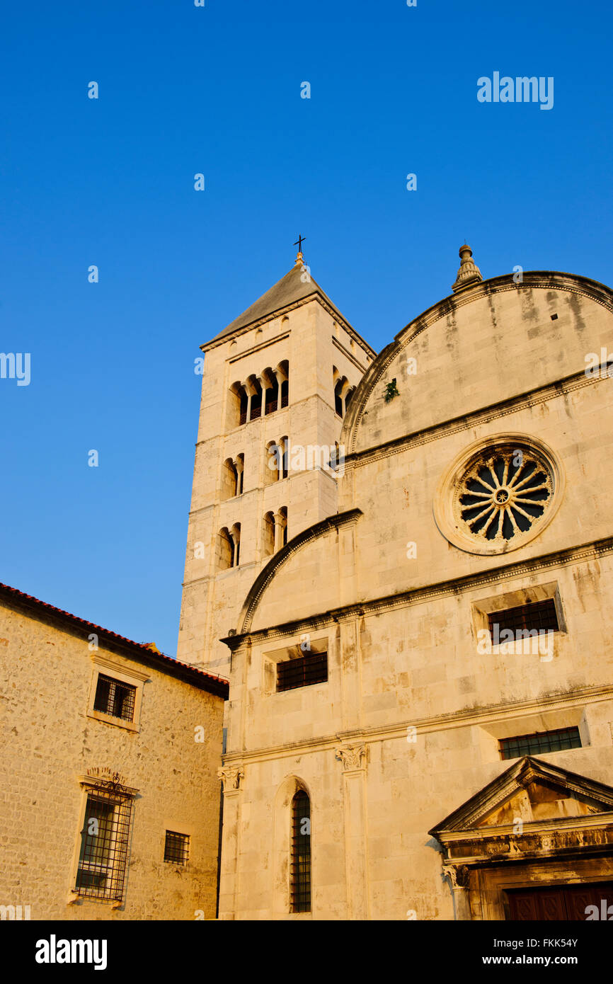 Kirche von St Donal & romanische Kathedrale Anastasia und archäologische Museum mit Campanile, Harbour Bridge, Sonnenuntergang, Zadar, Kroatien Stockfoto