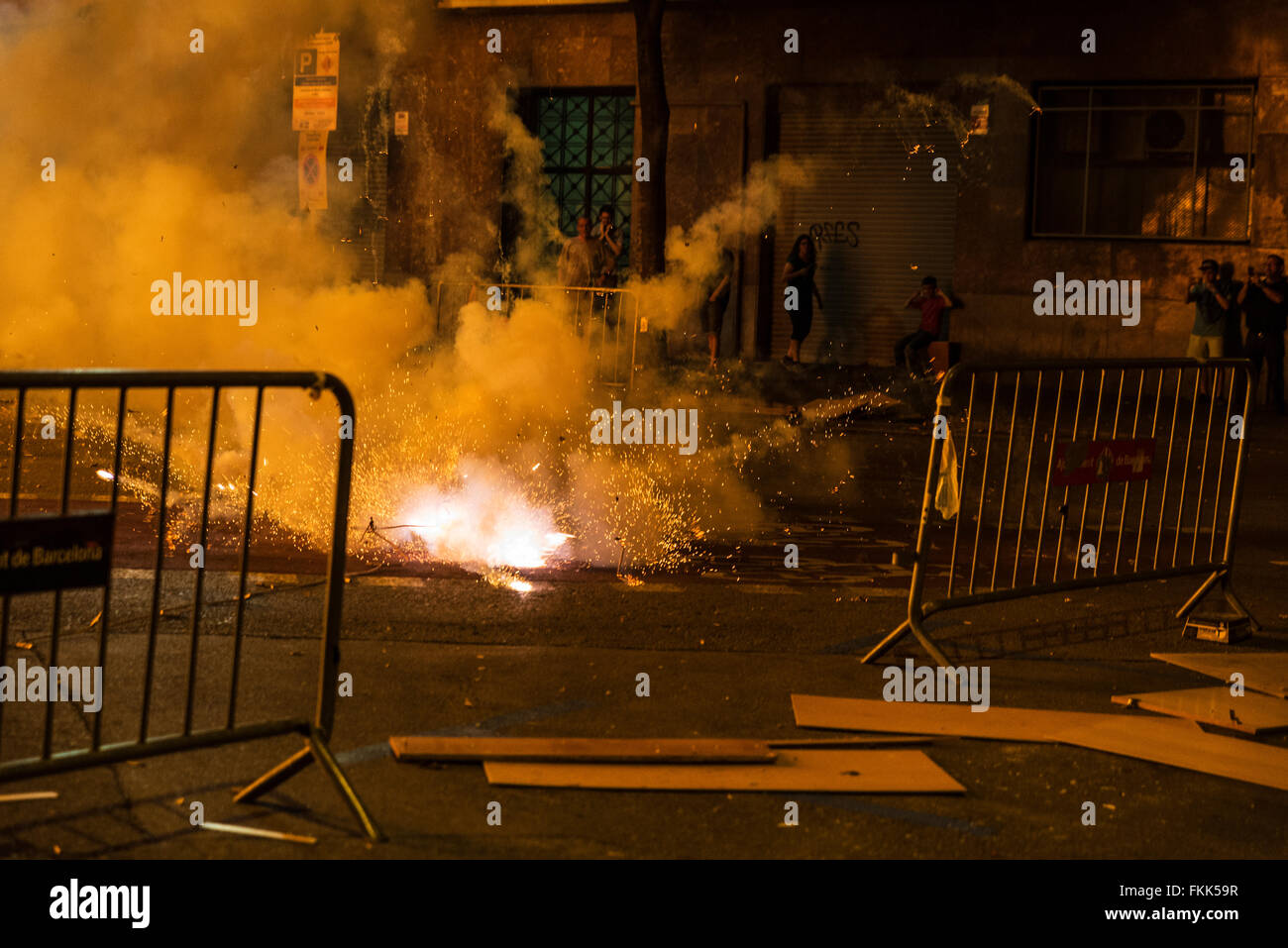 Menschen rund um ein Lagerfeuer in der Nacht das Fest von Sant Joan auf einer Straße in Barcelona, Katalonien, Spanien Stockfoto