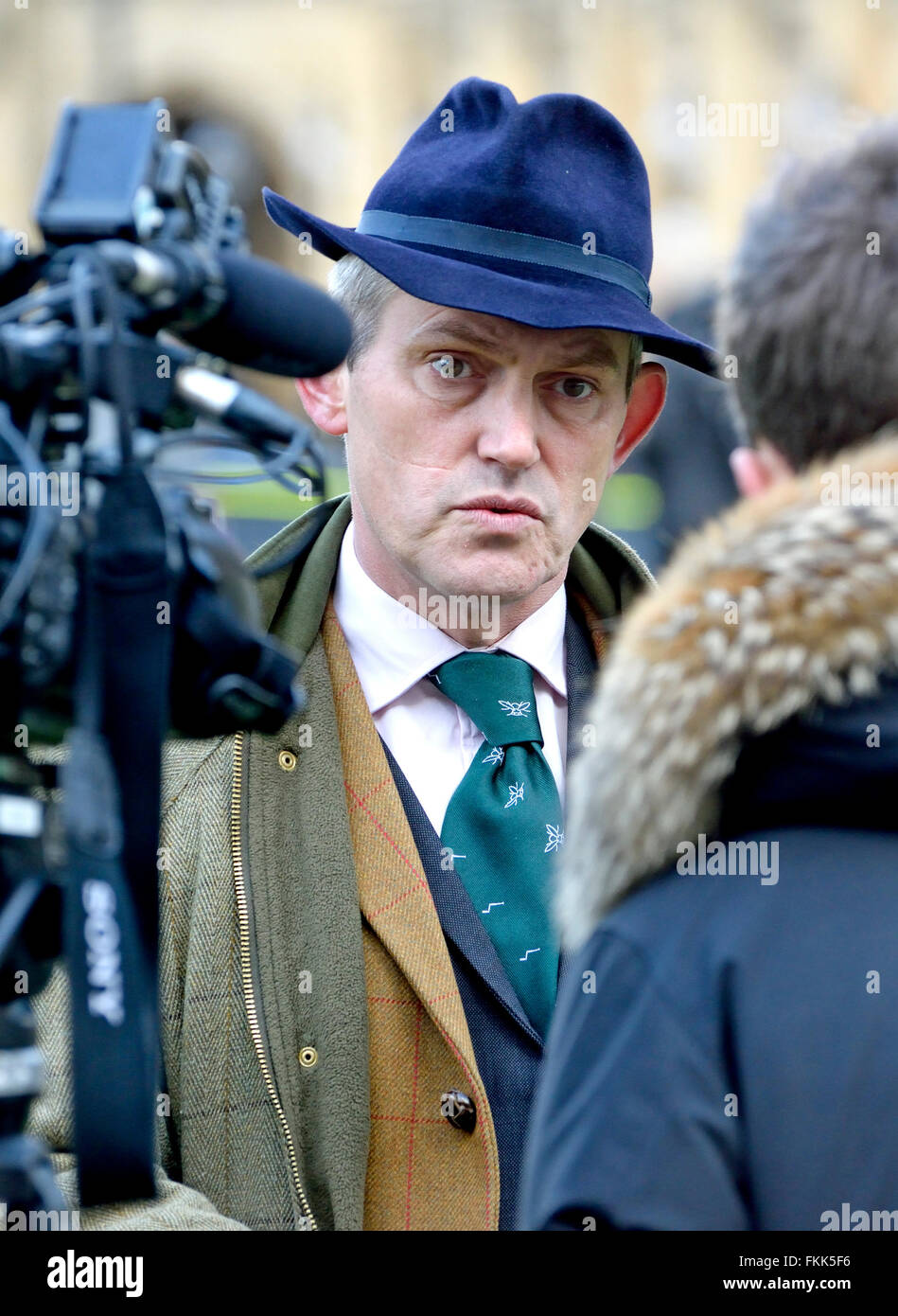 Gawain Towler, UKIP Pressesprecherin, interviewt vom französischen Fernsehen am College Green, Westminster, 19. Februar 2016... Stockfoto