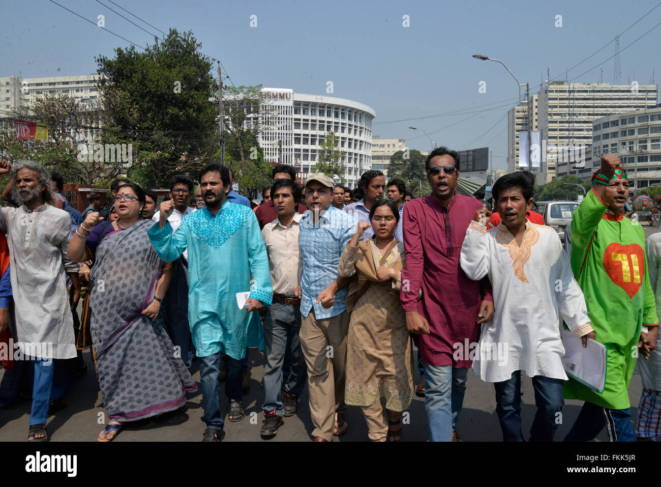 Dhaka, Bangladesch. 9. März 2016. Ganajagaran Mancha Aktivisten hielt eine Protestkundgebung in Dhaka am 9. März 2016 gegen einen Streik von Jamaat-e-Islami zum protest gegen das Todesurteil für seinen Führer Mir Quasem Ali genannt.  Bangladeshs Supreme Court am 8. März bestätigte das Todesurteil von Jamaat-e-Islami Chef Finanzier für Kriegsverbrechen in ein schwerer Schlag für größte islamistische Partei des Landes. Bildnachweis: Mamunur Rashid/Alamy Live-Nachrichten Stockfoto