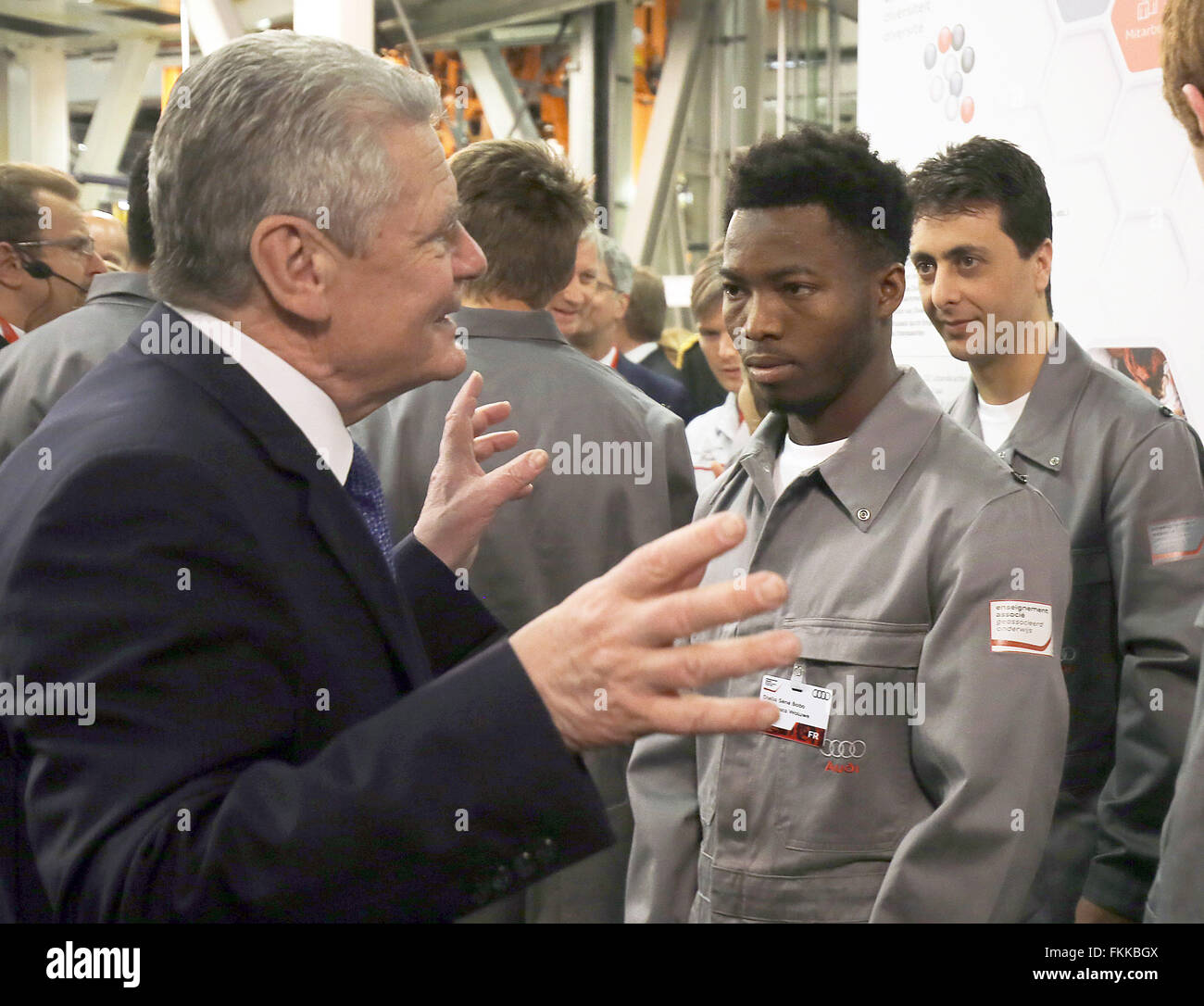 Antwerpen, Belgien. 9. März 2016. Der deutsche Bundespräsident Joachim Gauck besucht das Audi-Werk und talkin Lehrlinge in Antwerpen, 9. März 2016. Das deutsche Staatsoberhaupt bleibt für drei Tage bei einem Staatsbesuch in Belgien. Foto: WOLFGANG KUMM/Dpa/Alamy Live News Stockfoto