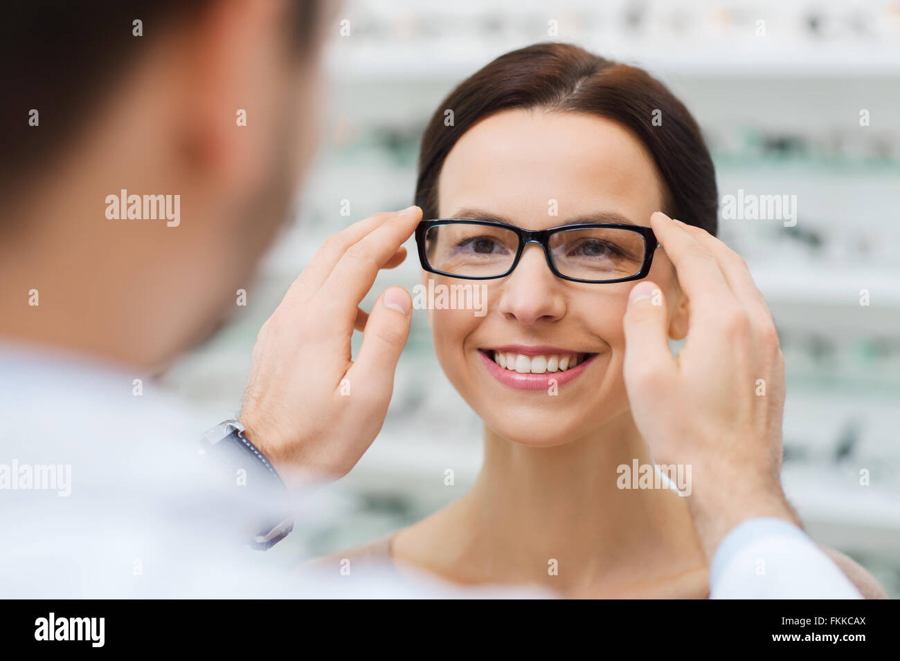 Eyes + More - Optiker Kempten Optiker setzen Brille Frau am Optik speichern Stockfotografie - Alamy