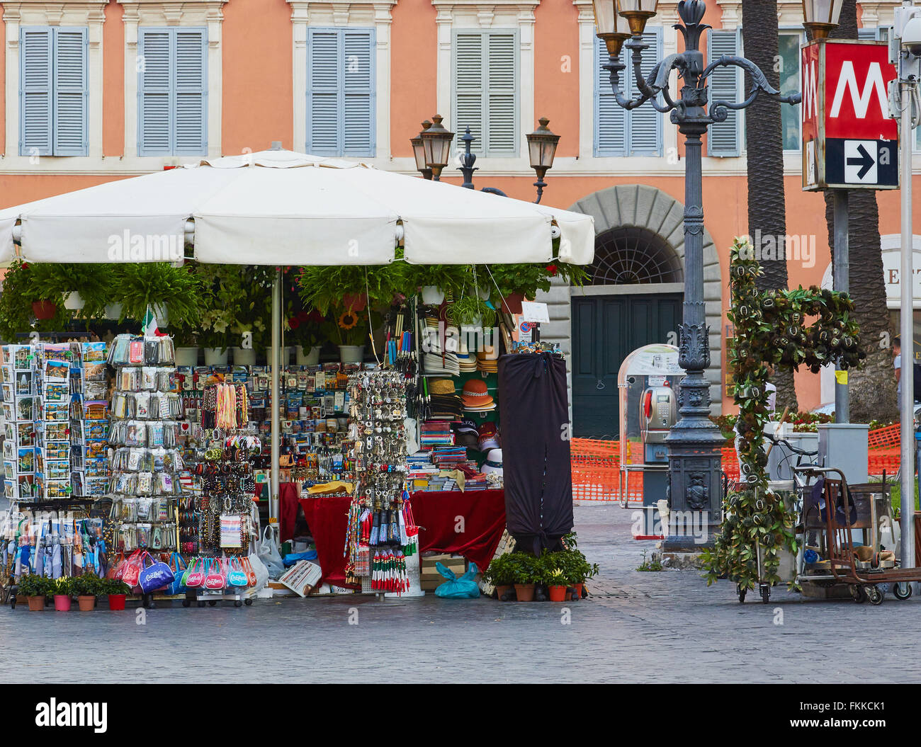 Souvenir-Stall und Metro Zeichen in Piazza Di Spagna Rom Latium Italien Europa Stockfoto