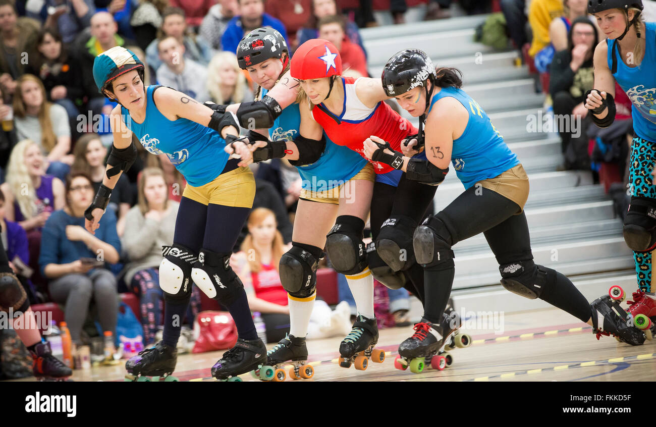 Bristol Hafen Dirnen Roller Derby am klug Campus, Filton Bristol. 7. Dezember 2013 Stockfoto