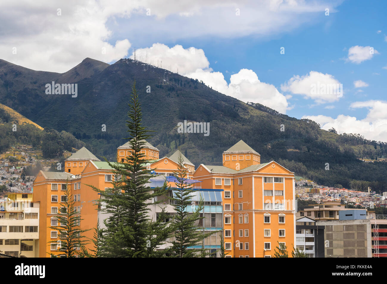 Day of the urban Szene von modernen Gebäuden und hohe Berge im Hintergrund in ein Bezirk von Quito, der Hauptstadt von Ecuador in Stockfoto
