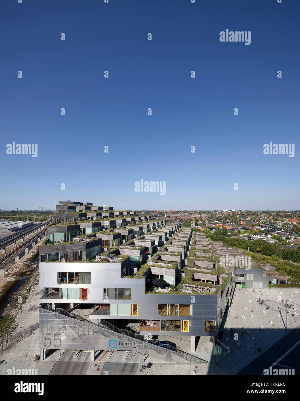 Ein Blick auf zwei große Wohnblöcke in 2004 und 2005 in Orestad Kopenhagen in Dänemark entworfen. Stockfoto