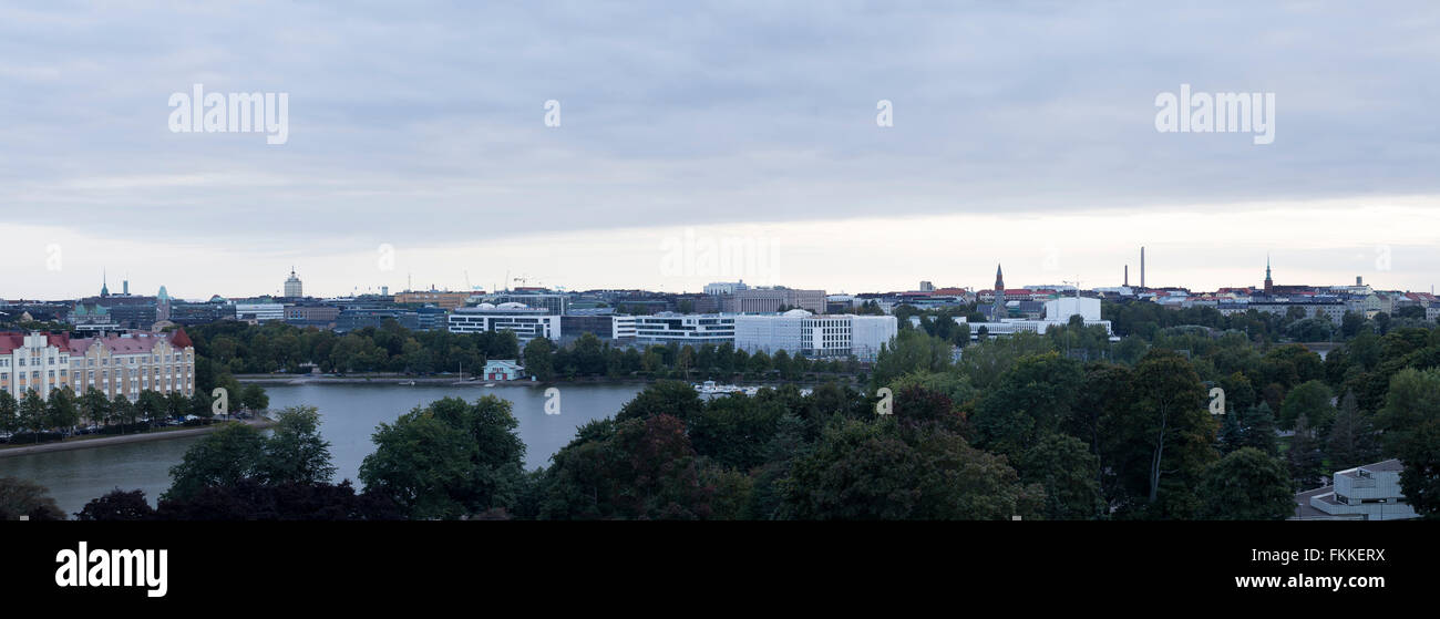 Eine große Stadtbild Ansicht zeigt die wichtigsten Gebäude und architektonischen Stil der Stadt Helsinki, Finnland. Stockfoto