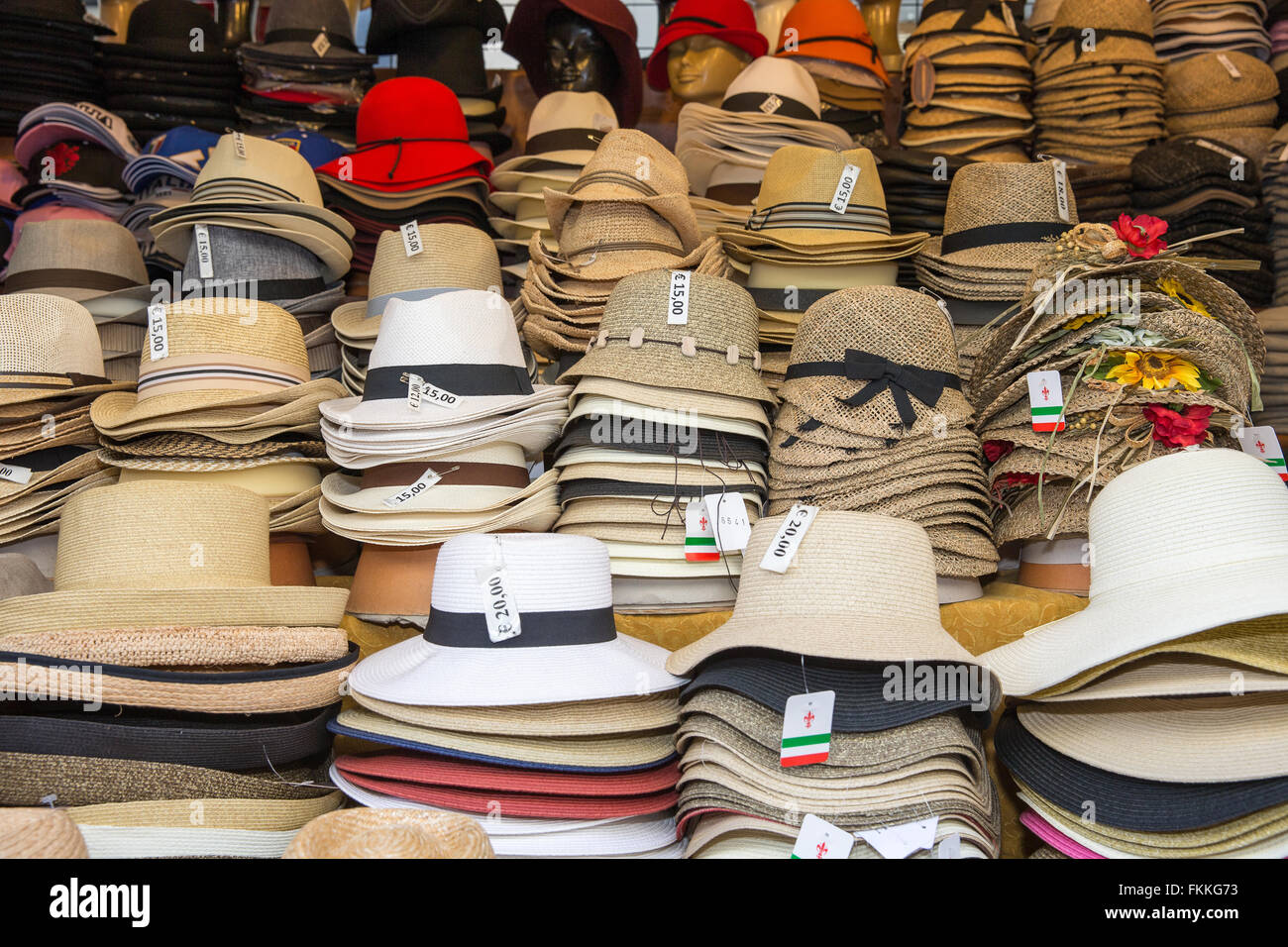 Hüte für Verkauf in der Nähe der belebten zentralen Markt in Florenz,  Italien Stockfotografie - Alamy