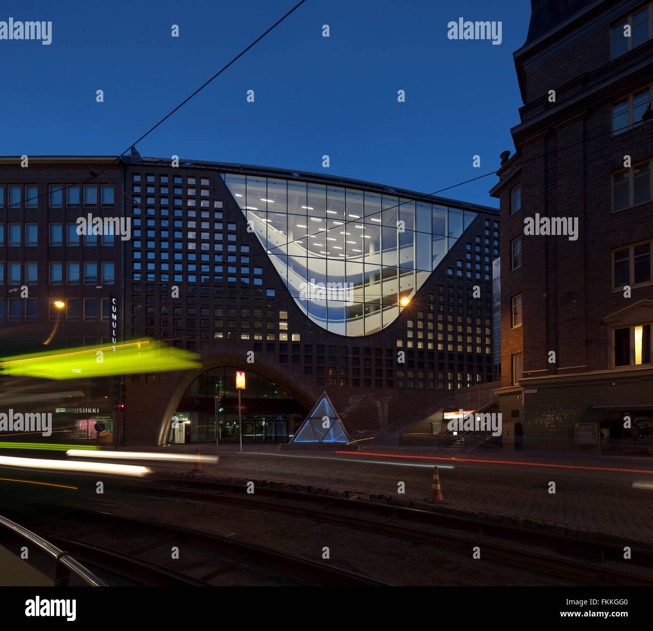 A von der Straßenebene der Zentralbibliothek in Helsinki. Stockfoto