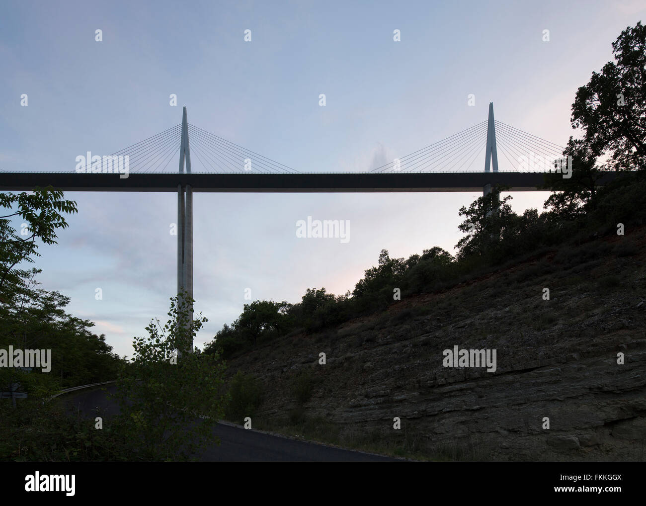 Ein Blick auf die Hängebrücke in Frankreich vom Boden. Stockfoto