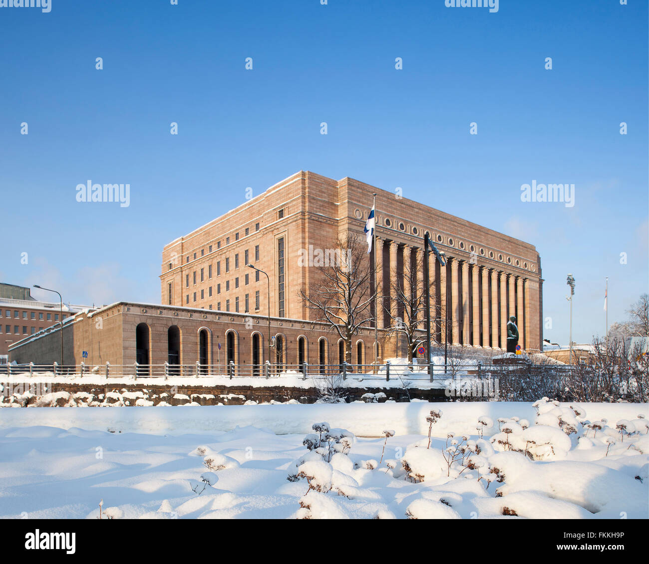 Eine Außenansicht des finnischen Parlaments im Eduskunta, Finnland. Ein Winter-Szene. Stockfoto