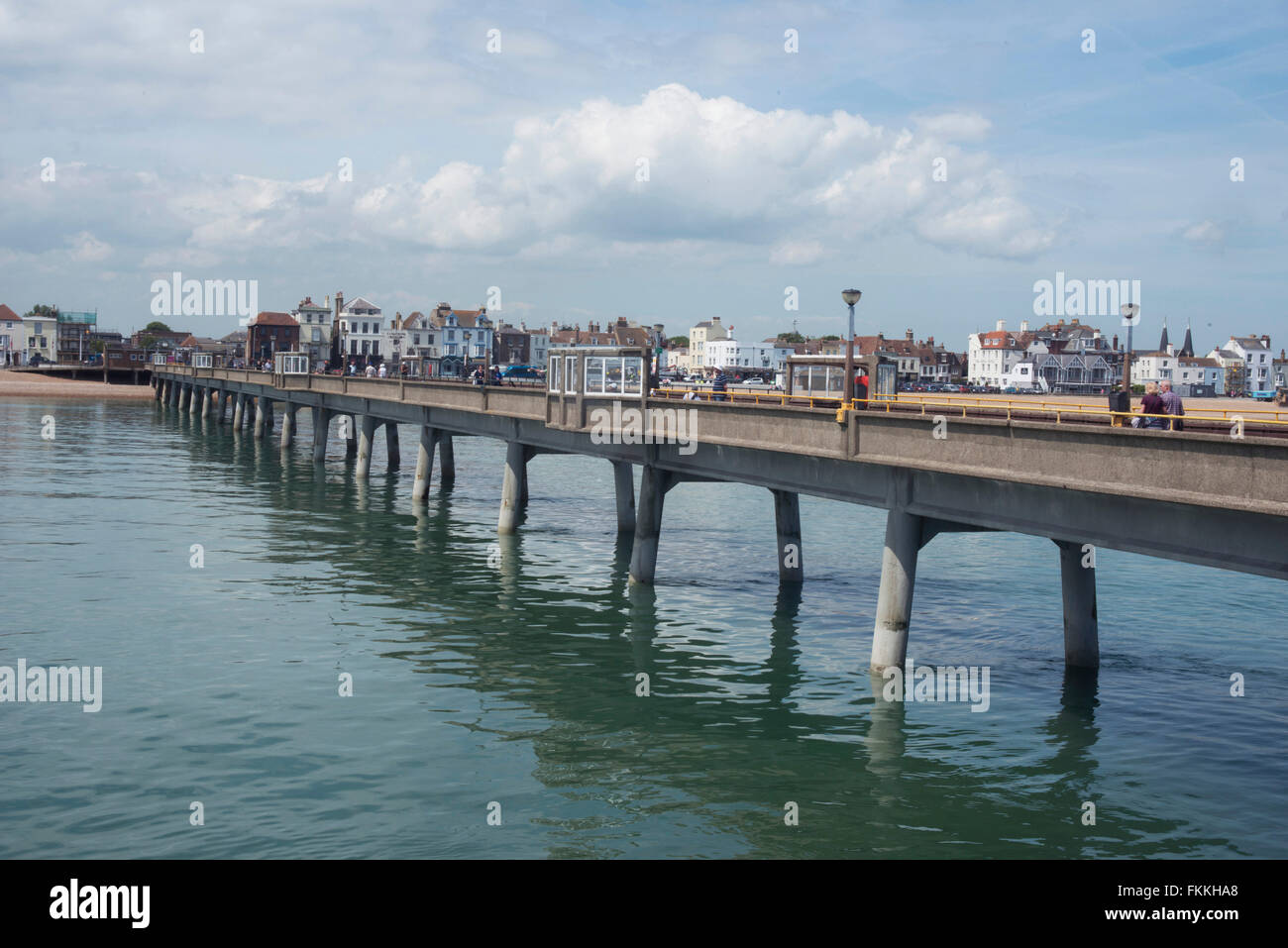 Ein Blick auf den Pier in Deal und ruhigem Wasser. An einem Sommertag. Stockfoto