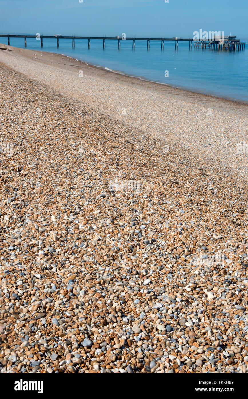 Ein Blick auf den Pier in Kent, blau, ruhigem Wasser. An einem Sommertag. Stockfoto