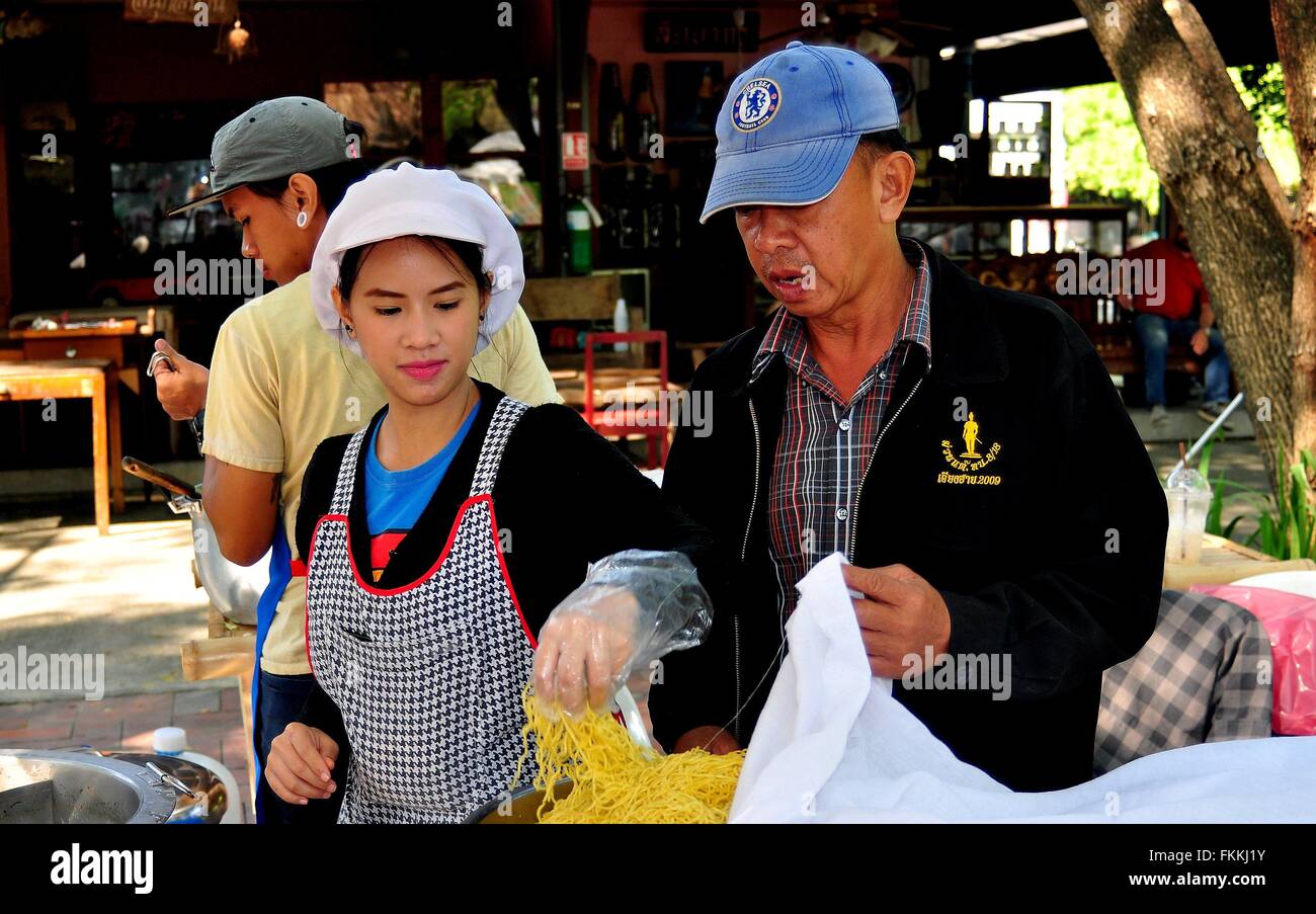 Chiang Mai, Thailand - 29. Dezember 2012: Thai-Familie kochen Nudeln auf dem Sonntagsmarkt von JJ Stockfoto