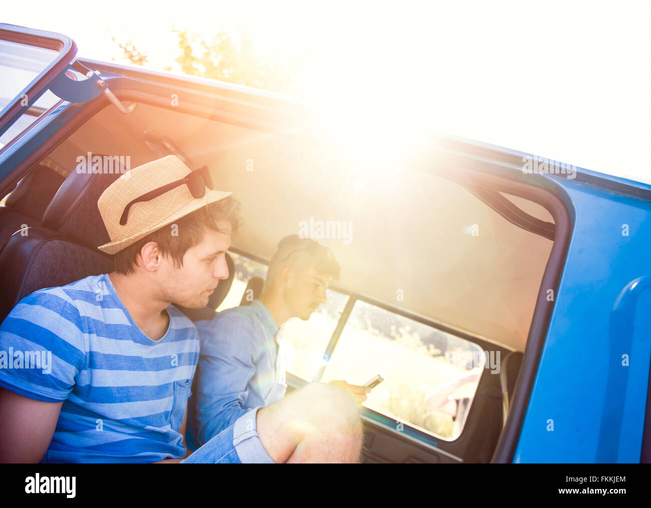 Jungs im Teenageralter sitzen in einem alten Wohnmobil Sommer roadtrip Stockfoto