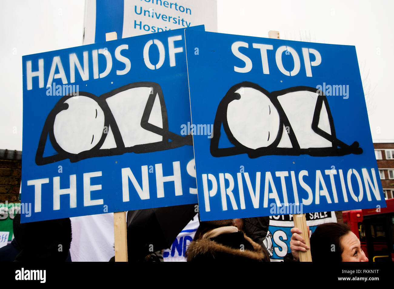48-Stunden Streik von Junior Ärzten, 9. März 2016. Homerton Universitätsklinikum, Hackney, London. Plakate mit Künstler Stik Stockfoto