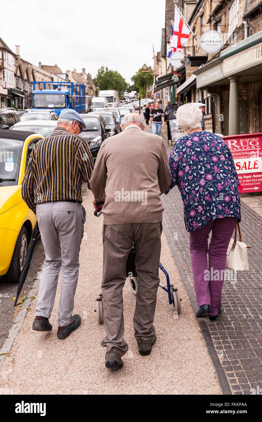 3 Elderley Personen entdecken Sie die hübschen Cotswold Stadt Burford, Oxfordshire, England, Großbritannien, Uk Stockfoto