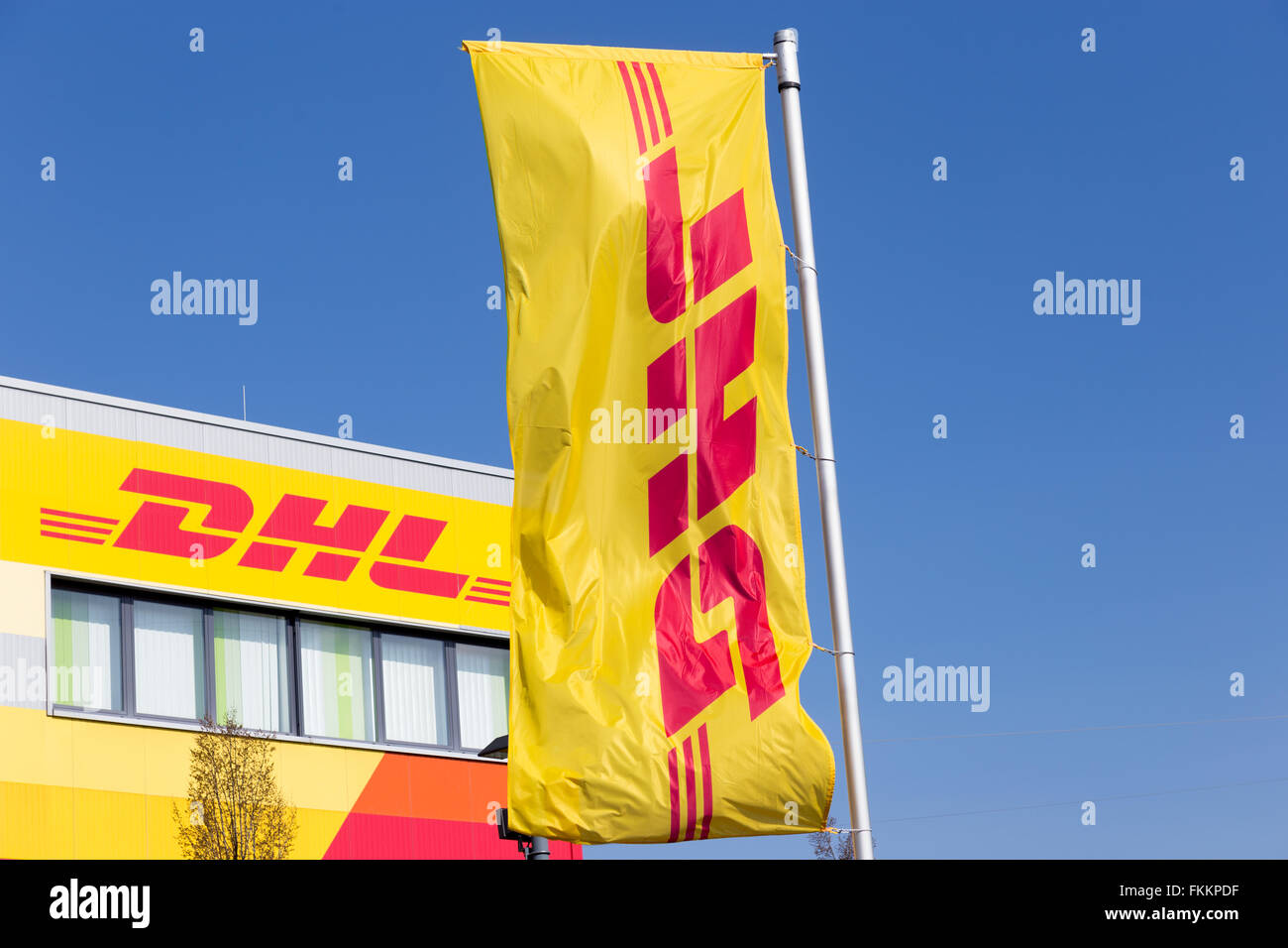 Troisdorf, Deutschland. 9. März 2016. Konzern Deutsche Post DHL, Jahrespressekonferenz, Troisdorf, Deutschland: Flagge mit DHL-Logo im DHL Innovation Center. Bildnachweis: Jürgen Schwarz/Alamy Live-Nachrichten Stockfoto