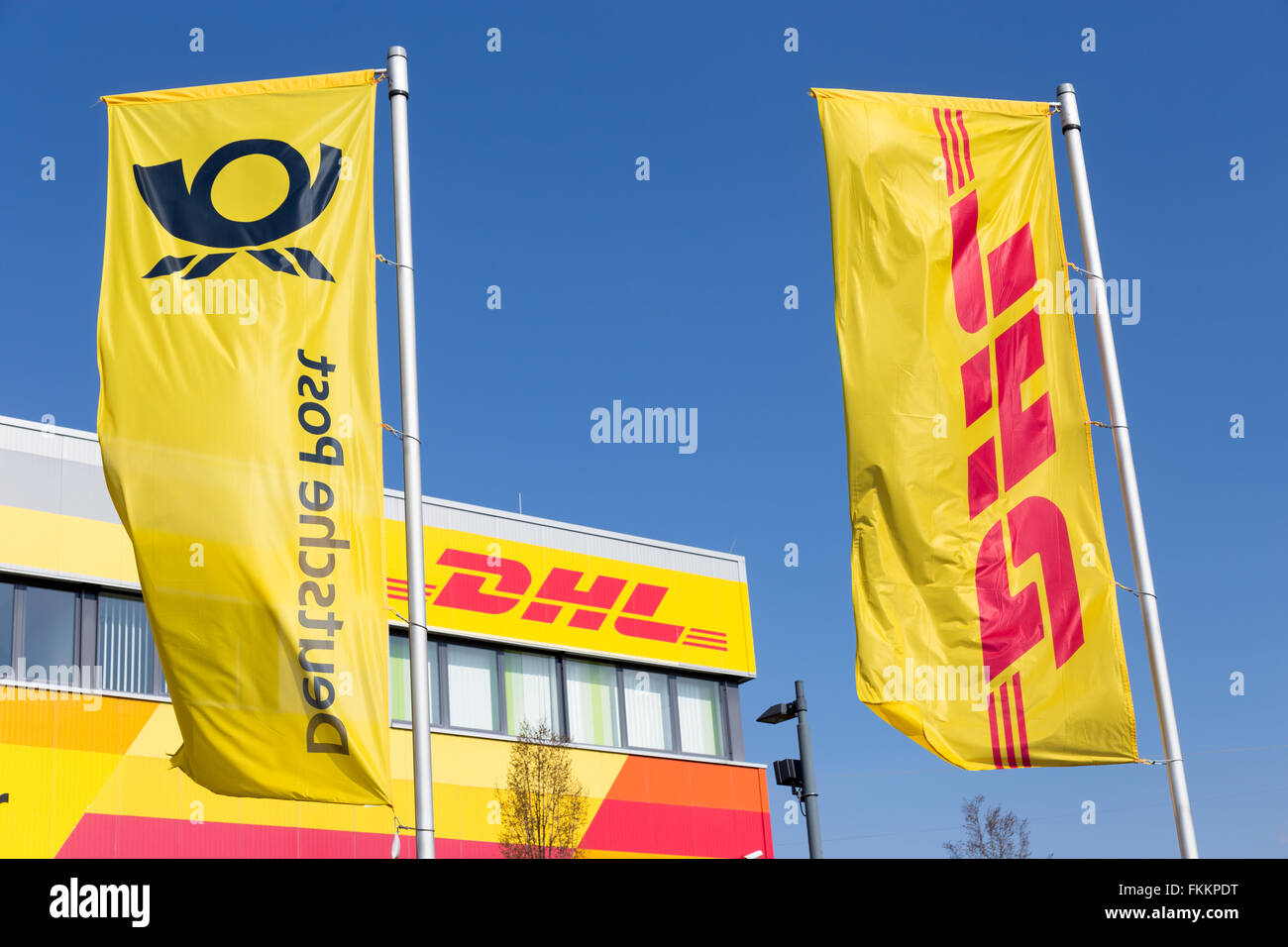 Troisdorf, Deutschland. 9. März 2016. Konzern Deutsche Post DHL, Jahrespressekonferenz, Troisdorf, Deutschland: Flagge mit DHL-Logo im DHL Innovation Center. Bildnachweis: Jürgen Schwarz/Alamy Live-Nachrichten Stockfoto