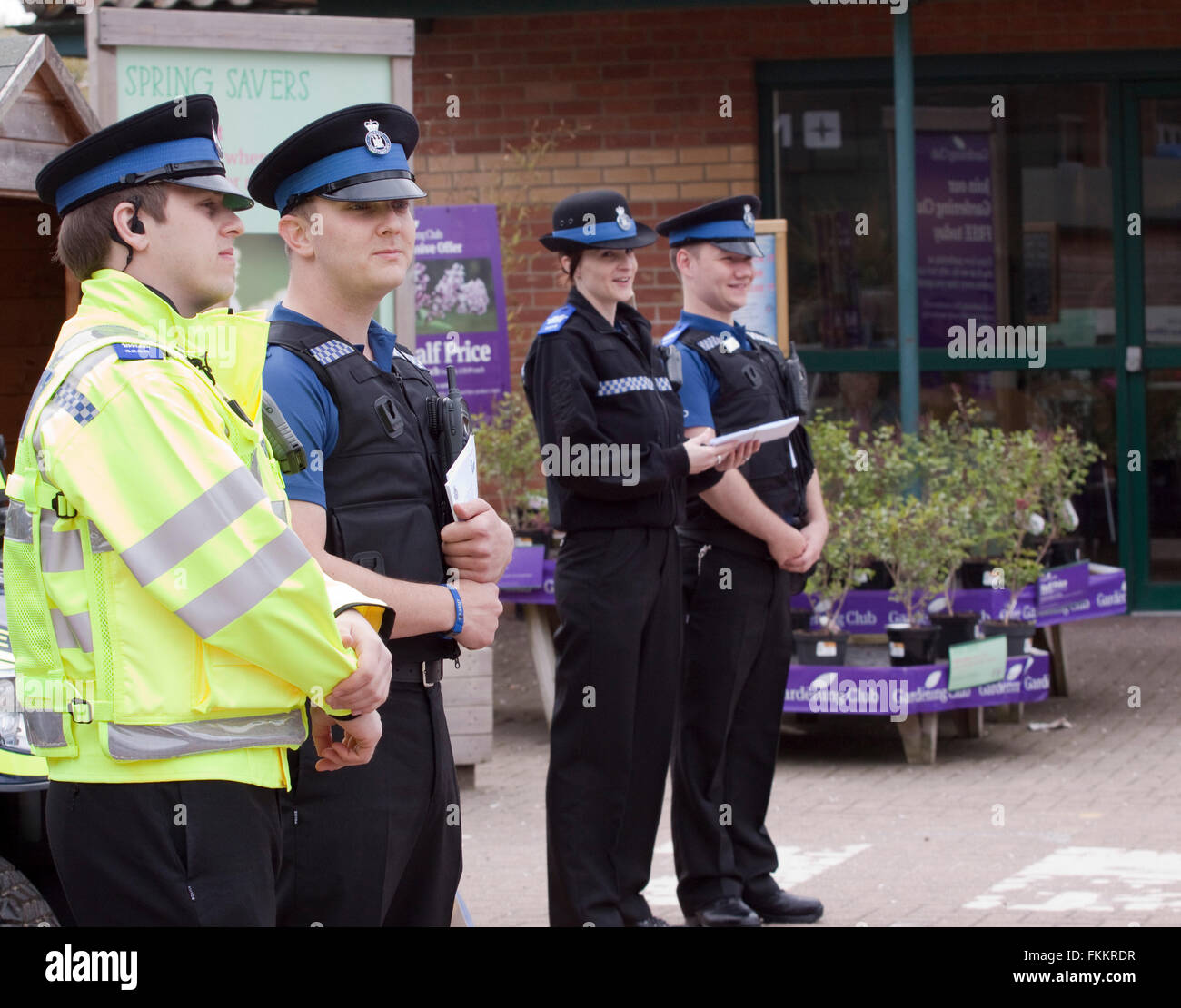 Neu ausgebildeten Polizei Gemeinschaft Offiziere bei einem Treffen zu unterstützen und begrüßen Sie in einem Gartencenter Stockfoto
