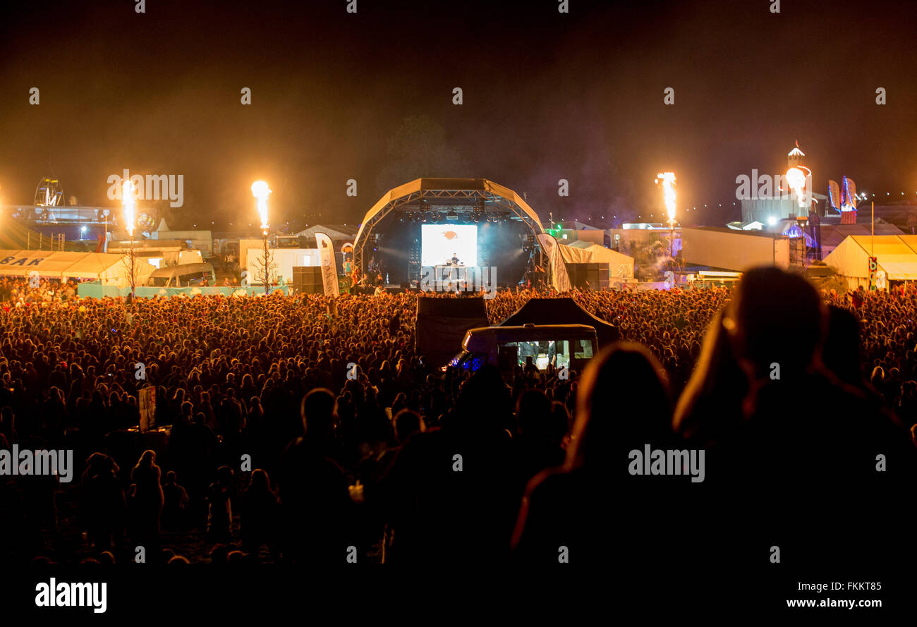 Die Menge auf der Hauptbühne am Brisfest, Ashton Gericht Estate, Bristol. 22. September 2012. Stockfoto