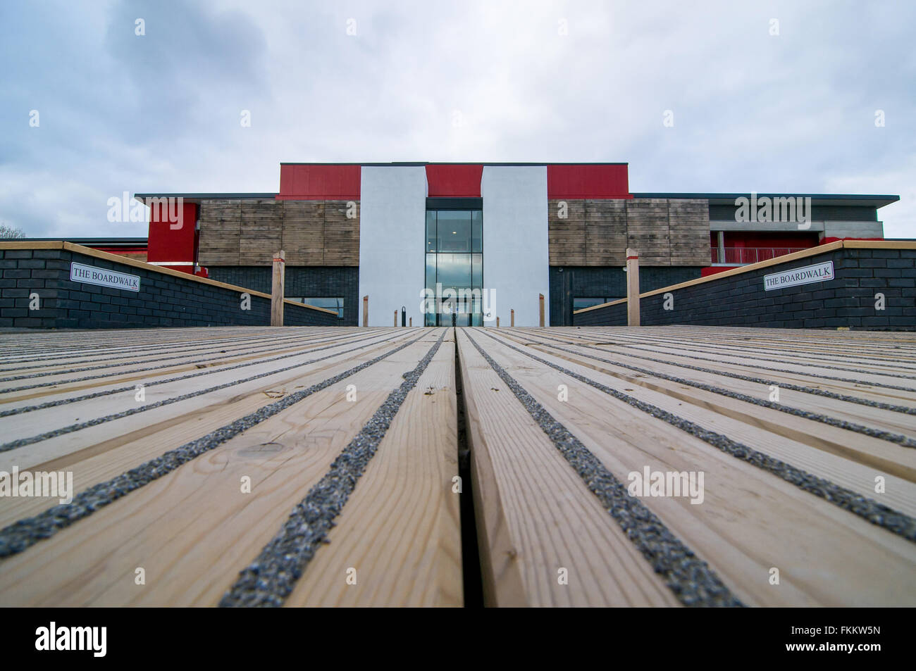 Niedrigen Winkel Schuss des Haupteingangs Broadhurst Park, die neue Wege der FC United of Manchester in Moston, Manchester UK Stockfoto