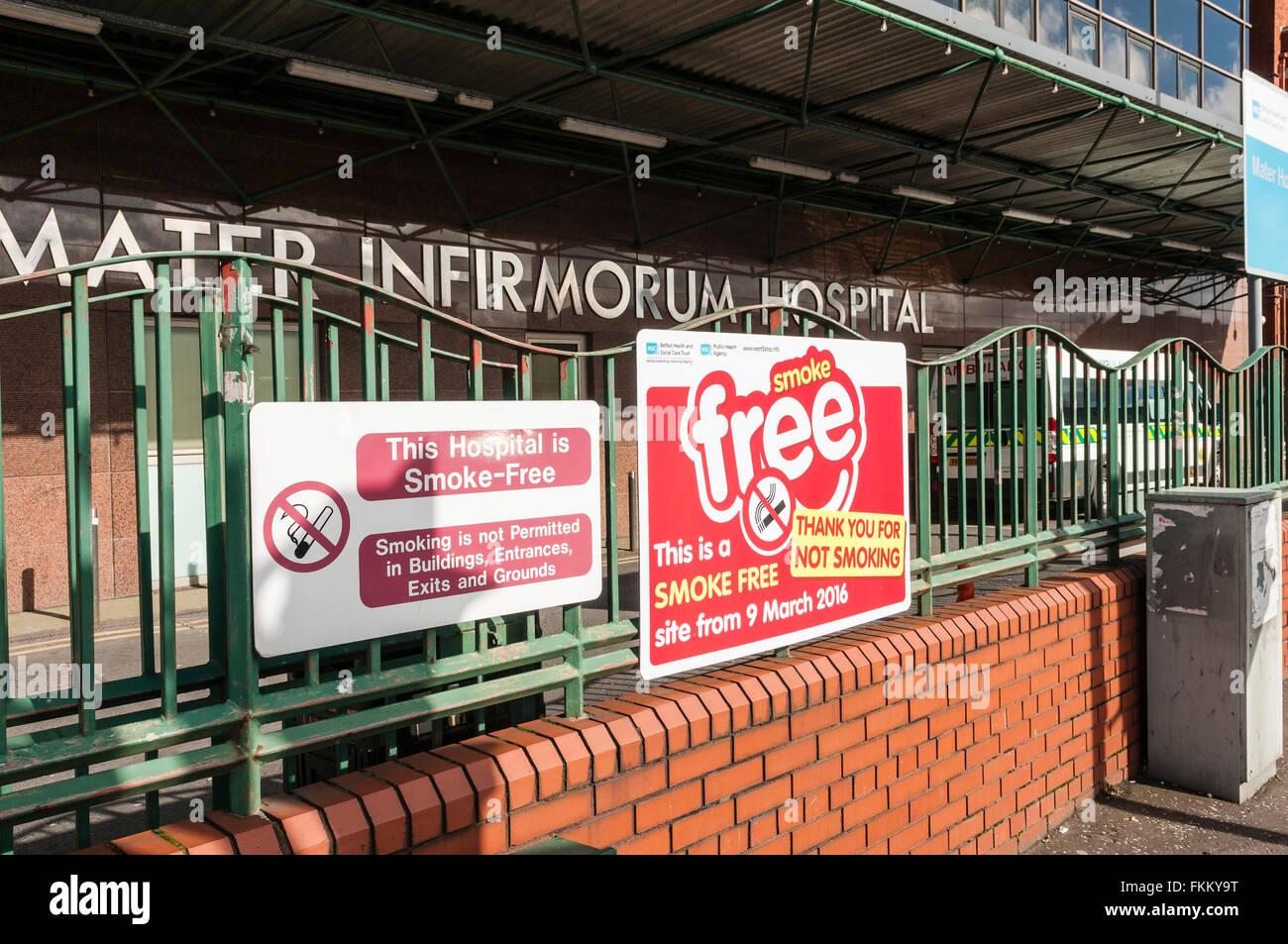 Nordirland. 9. März 2016. Auf dem Gelände des alle Krankenhäuser und NHS-Eigenschaft in Nordirland, mit Ausnahme von Wohnhäusern ist das Rauchen (einschließlich e-Zigaretten und anderen Geräten dampfen) verboten. Bildnachweis: Stephen Barnes/Alamy Live-Nachrichten Stockfoto