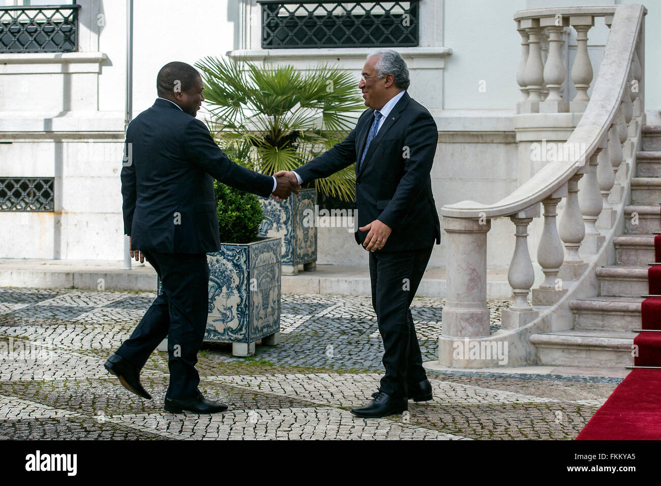 Lissabon, Portugal. 9. März 2016. Der portugiesische Premierminister Antonio Costa erhält Präsident von Mosambik Filipe Nyusis für ein bilaterales Treffen in der offiziellen Residenz der Uhr (L, R) Filipe Nyusis und António Costa. Lissabon, Portugal, am 9. März 2016. Bildnachweis: Gonçalo Silva/Alamy Live-Nachrichten Stockfoto