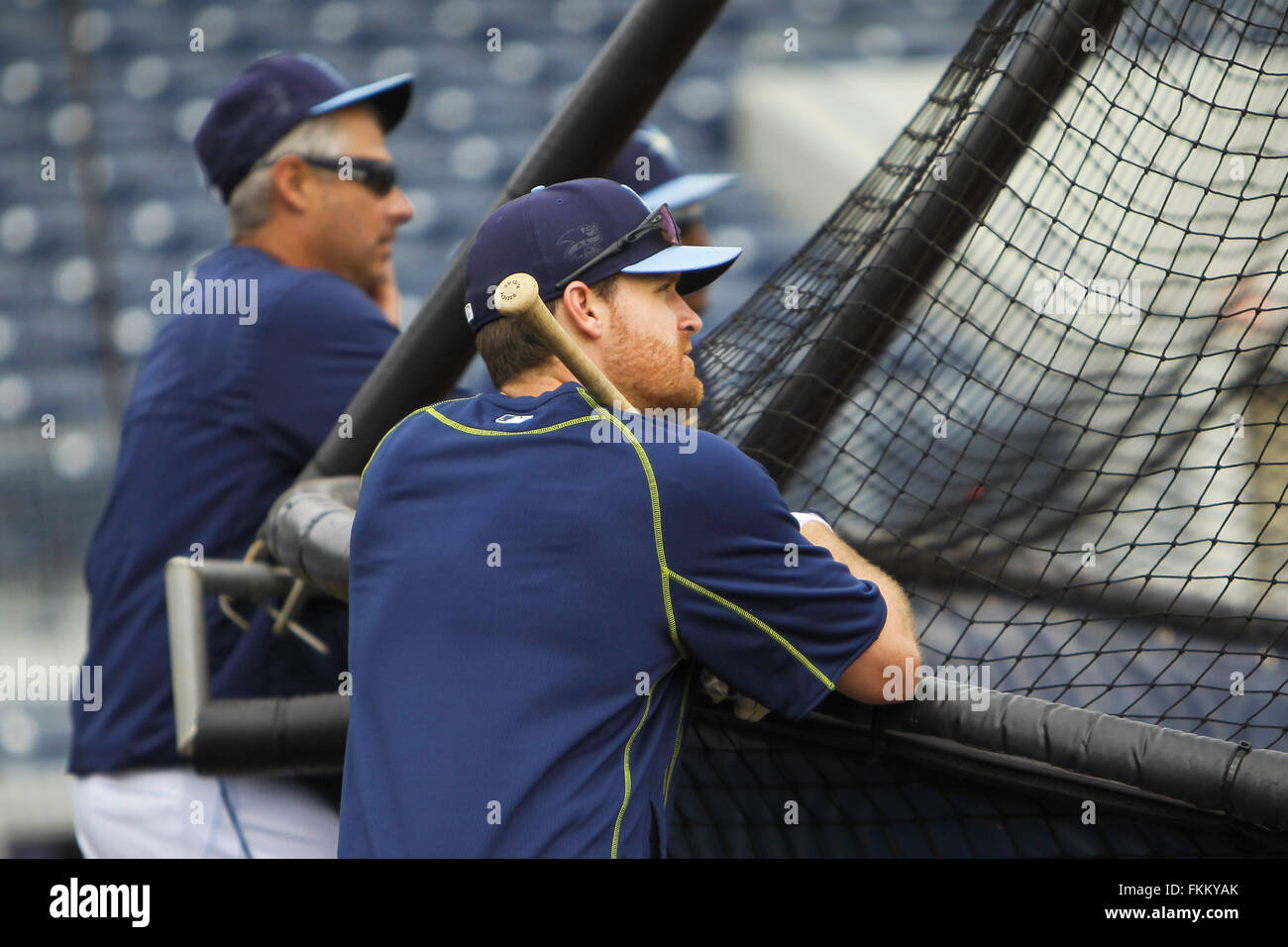 9. März 2016 - Port Charlotte, Florida, USA - wird VRAGOVIC |   Times.Tampa Bay Strahlen zweiter Basisspieler Logan Forsythe (11) stützt sich auf den Käfig während der Wimper Praxis vor der Ausstellung-Spiel zwischen den Tampa Bay Rays und der Toronto Blue Jays an Charlotte Sportpark in Port Charlotte, Florida am Mittwoch, 9. März 2016. (Kredit-Bild: © Willen Vragovic/Tampa Bay Mal über ZUMA Draht) Stockfoto