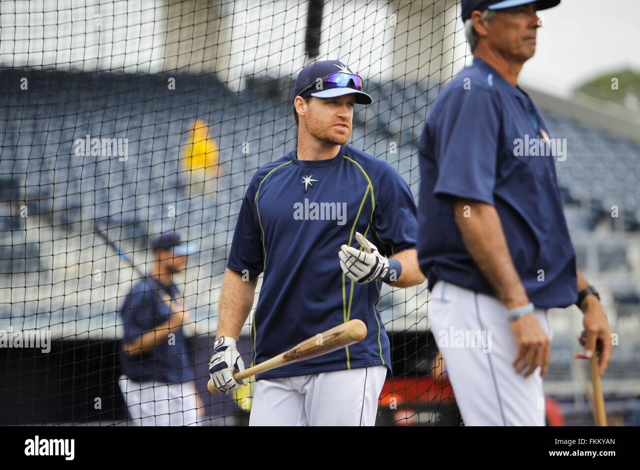 9. März 2016 - Port Charlotte, Florida, USA - wird VRAGOVIC |   Times.Tampa Bay Strahlen zweiter Basisspieler Logan Forsythe (11) während der Praxis vor der Ausstellung-Spiel zwischen den Tampa Bay Rays und der Toronto Blue Jays an Charlotte Sportpark in Port Charlotte, Florida am Mittwoch, 9. März 2016 zu zucken. (Kredit-Bild: © Willen Vragovic/Tampa Bay Mal über ZUMA Draht) Stockfoto
