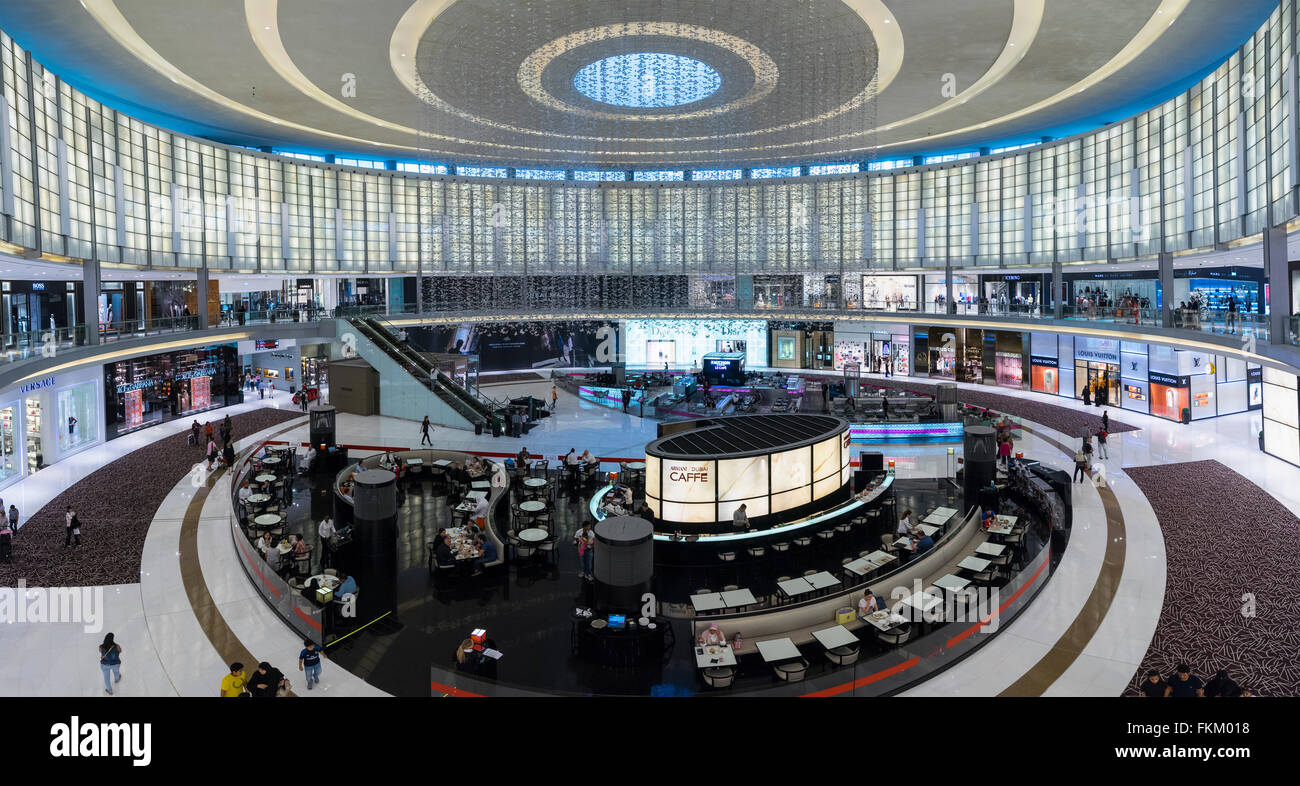 Ansicht der Fashion Avenue Atrium mit Cafés und Geschäften in Dubai Mall in Dubai Vereinigte Arabische Emirate Stockfoto