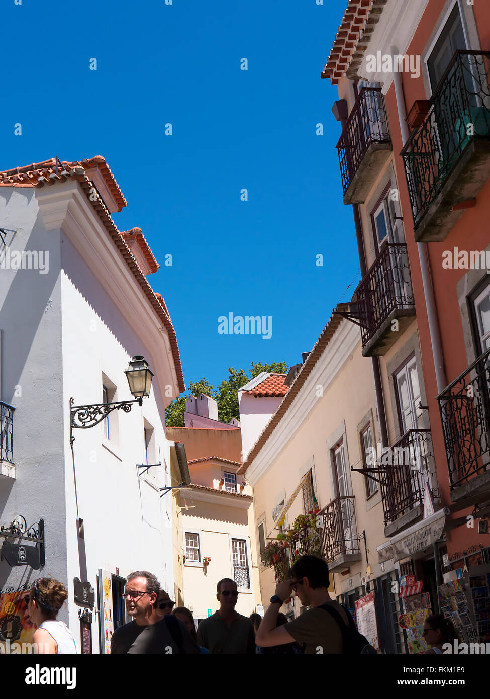 Alfama ist der älteste Stadtteil von Lissabon, es breitet sich nach unten Südhang von Burg São Jorge, Tejo Stockfoto