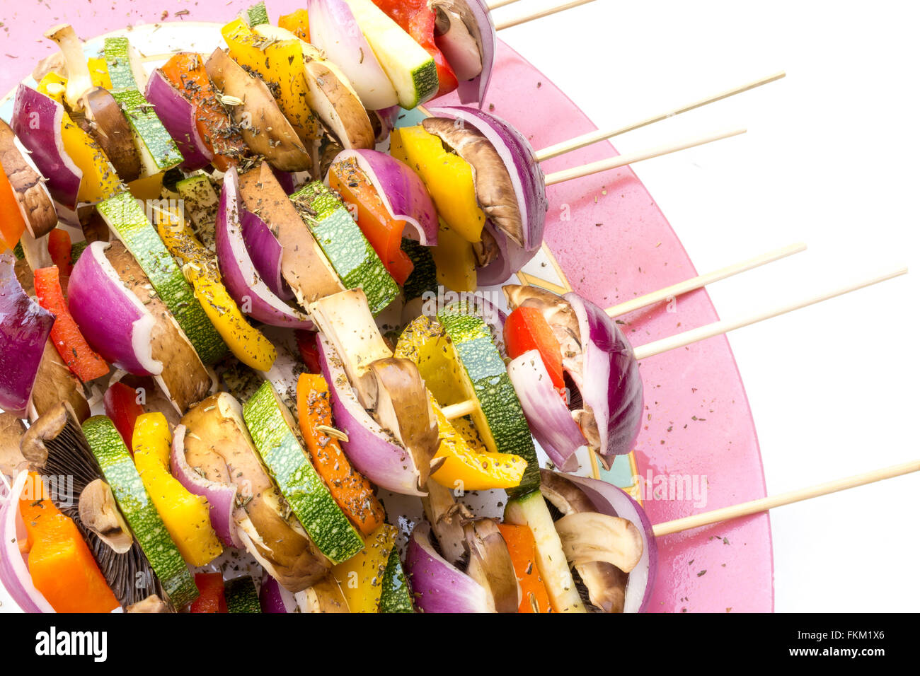 Kalorienarme Bbq Sticks mit Stücken von frischem Gemüse wie Zucchini, Champignons, Zwiebeln und Paprika mit Olivenöl und er serviert Stockfoto