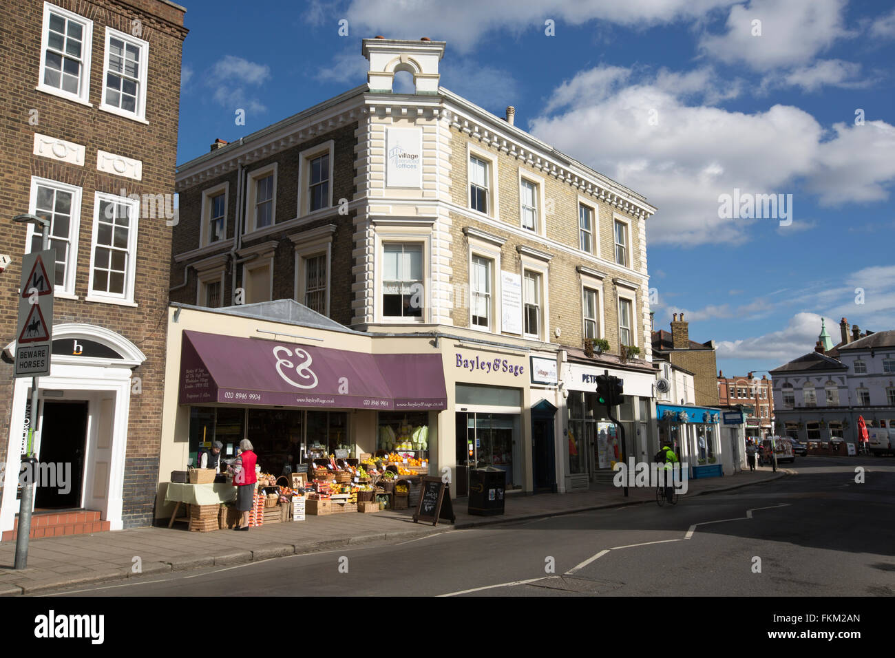 Weitgehend viktorianischen High Street in Wimbledon Village, hübschen Vorort im Südwesten von London, London, England, UK Stockfoto