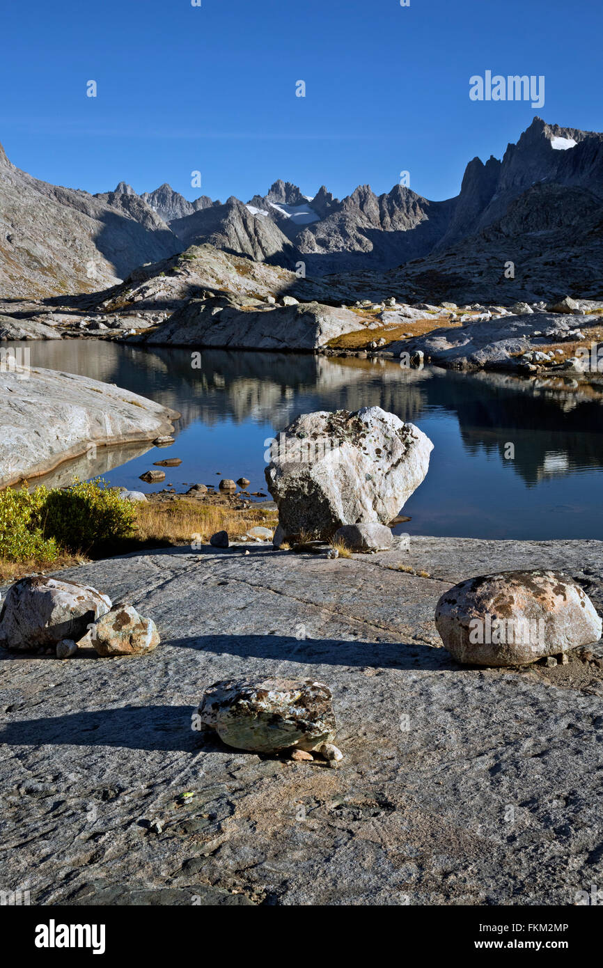 WY01236-00... WYOMING - Morgen an einem kleinen See im Bereich Titcomb Becken der Wind River Range in die Bridger Wilderness Area. Stockfoto