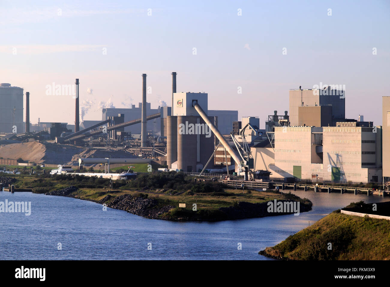 Schwerindustrie in der Nähe von IJmuiden, Nordseekanal, Nordholland, Niederlande Stockfoto
